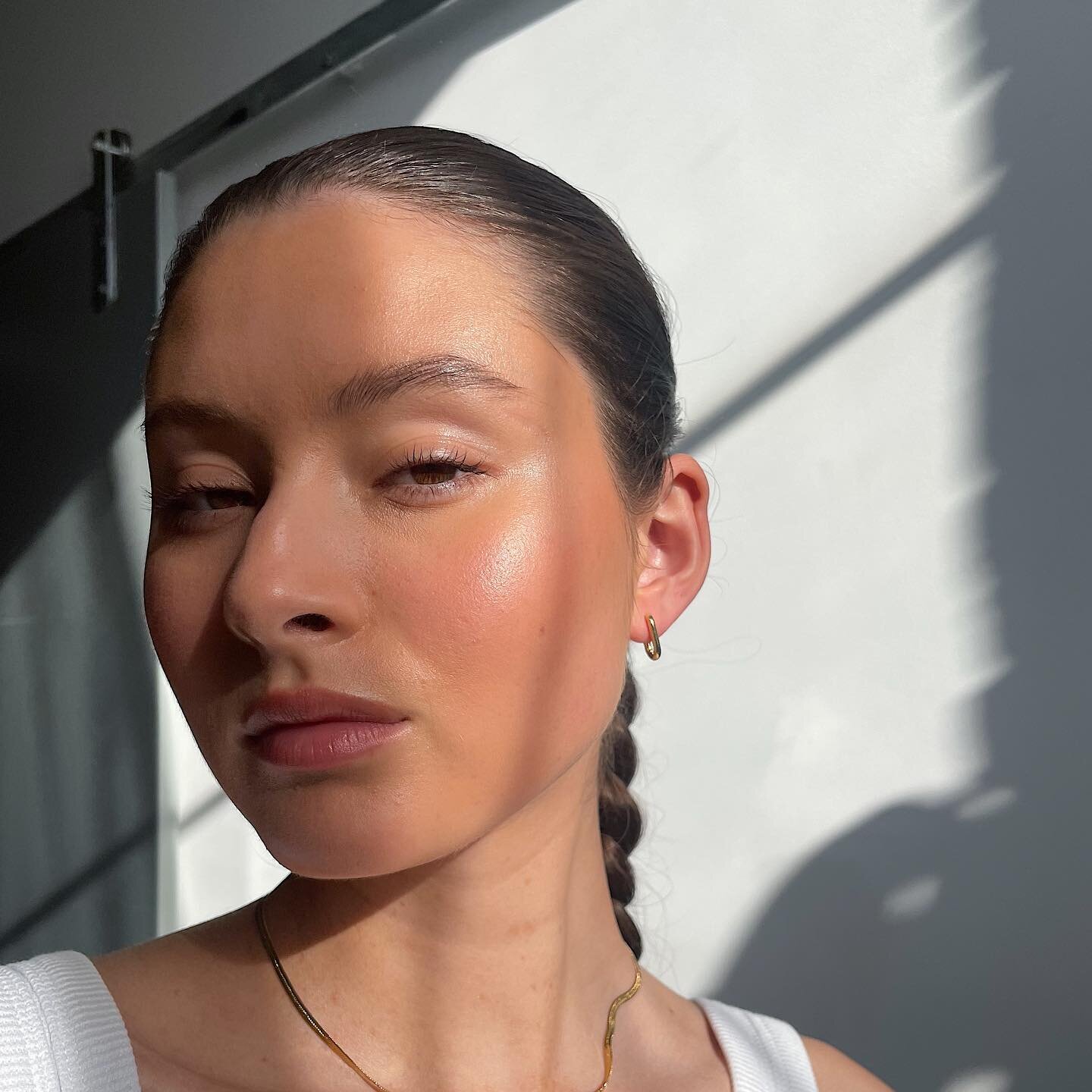 juicy skin always. 
@megumimckenna you beautiful ray of sunshine ☀️ 

KEY PRODUCTS 
@caudalie Beauty Elixr 
@ereperezcosmetics Moringa Moisturiser 
@chantecaille Just Skin 
@anastasiabeverlyhills Pink Dahlia Blush
@makeupforever Wherever Walnut Lipli