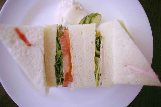 ハムとトマトのサンドイッチ