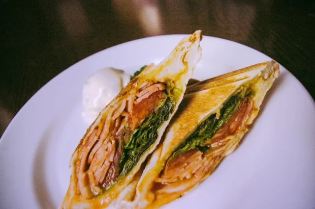 ベーコン・トマト・レタスのプレスサンド