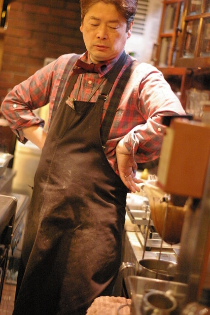 真剣な眼差しの店主.jpeg
