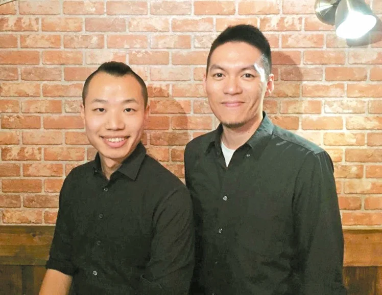 来自武汉的杨阳(左)与台湾出身的林大班(右),创办POWER FOR POINT,提供的简报服务获得高满意度,愿意长期合作的企业超过八成。