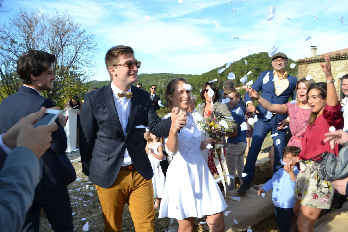 Gite Mariage Séminaire en drôme provençale La Demoiselle vous acceuille - mariage confetis.jpg