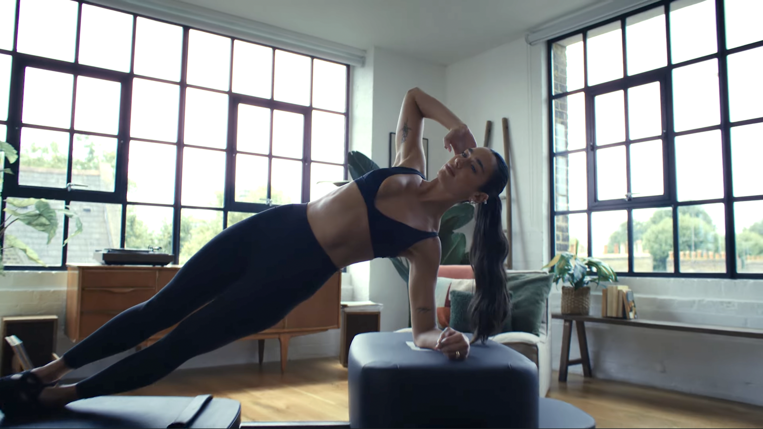 03 Dua Lipa Frame Reformer Jade Mortimer.png