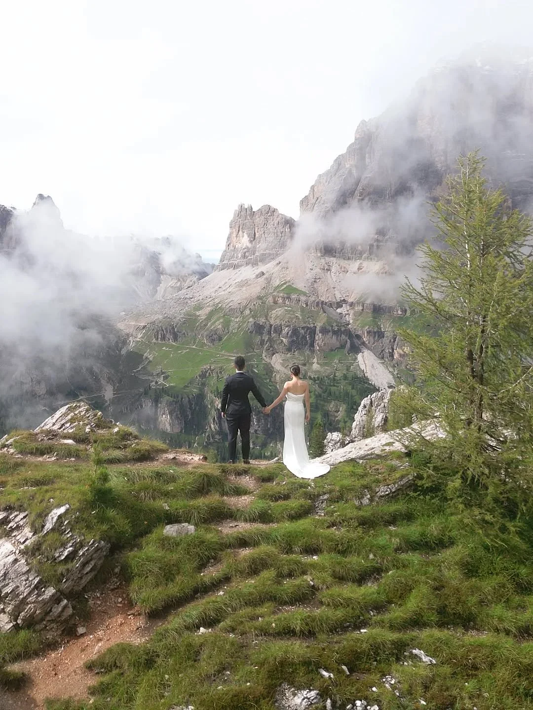 This year, I'll be photographing some amazing couples in the Dolomites! Tomorrow, I'm heading back there to capture an elopement - a couple flying from over the ocean and getting married, just the two of them surrounded by those majestic peaks. 😍🌄 