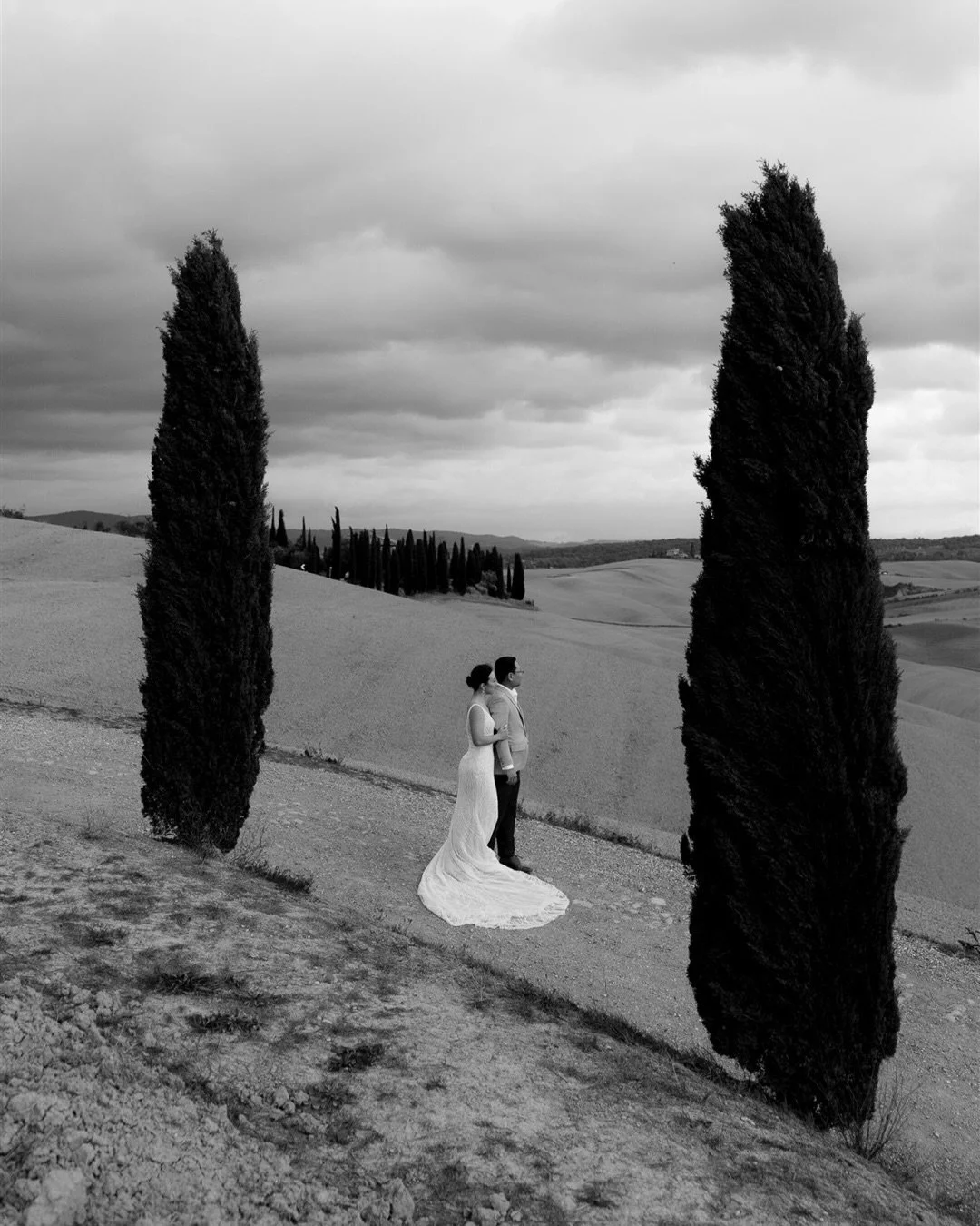 Romance among cypress trees and rolling hills - landscapes I never get tired of🌾
.
.
.
.
.
.
.
.
.
.
.
.
.
.
#tuscanyweddingphotographer #tuscanwedding #tuacanyelopement #timelesselegance