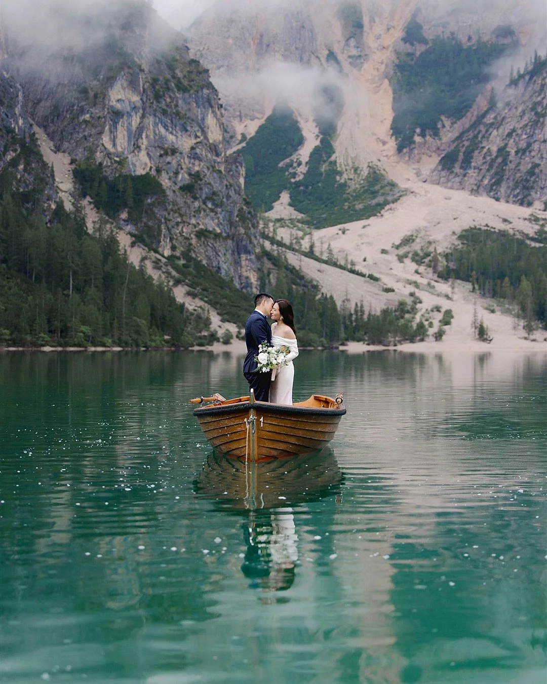 Pure and timeless.
Minimal frames in nature, no distractions, just you and your closeness🛶🗻

.
.
.
.
.

.
.
.
.
.
.
.
.
.
.
.
.
.
.
.
@passionedolomiti
@dolomitidasogno

#elopement #elopeinitaly #elope #elopementphotography #dolomiteswedding #lago 