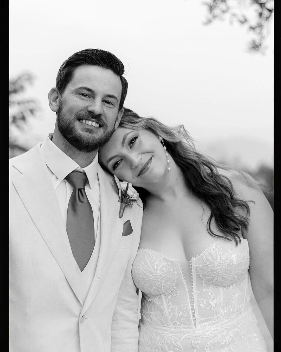 🏰 A whole castle in Tuscany, surrounded by olive trees and rolling hills, filled with their favorite people.
🍷🍕 From the very first welcome pizza + wine party and pasta making course, I had the joy of documenting every magical moment of this multi