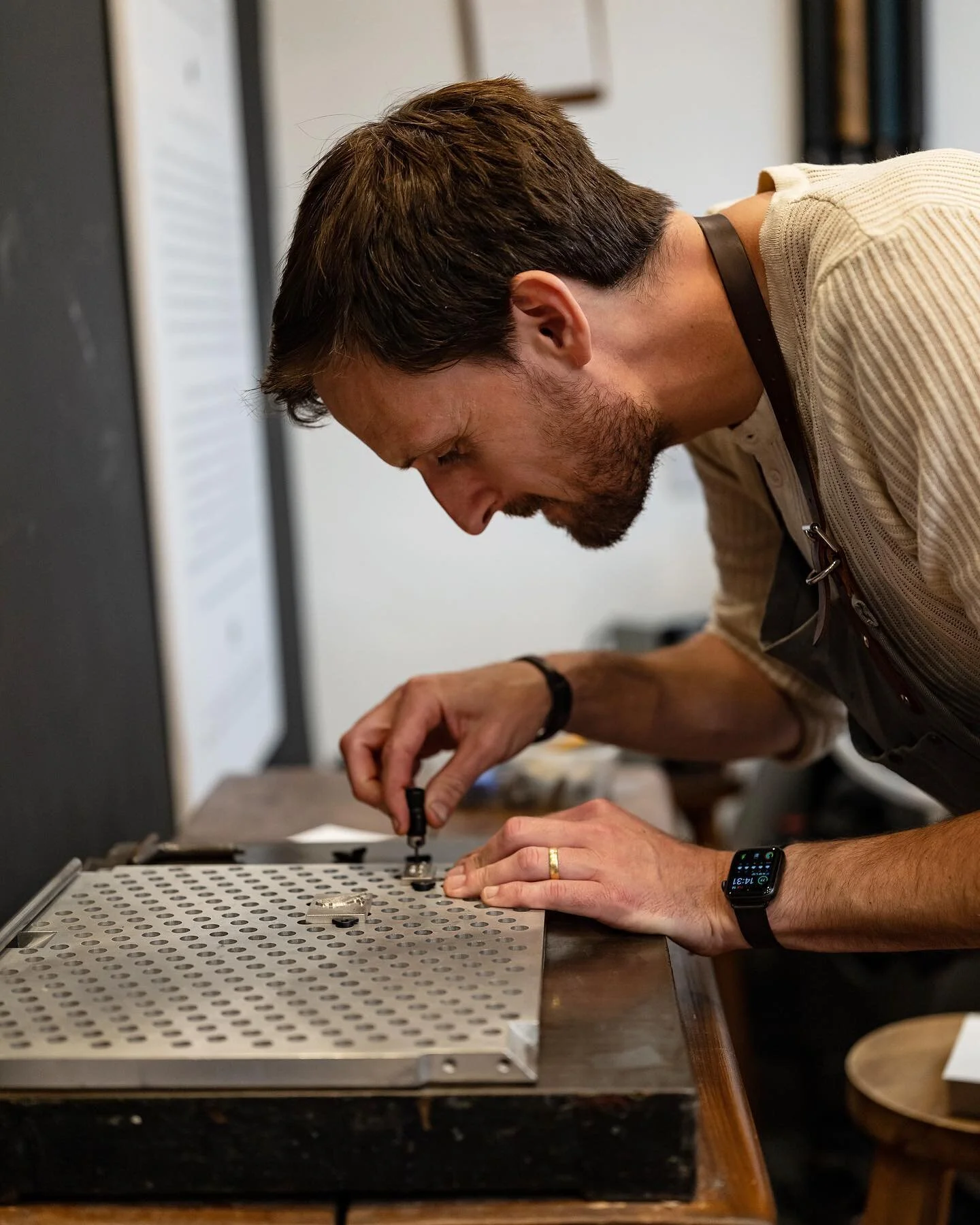 🔧Setting up - Adam is lining up two magnesium plates on our honeycomb base - to print the front and back of a card simultaneously. This will be placed into the press, before being heated to optimum temperature for hot foil. This can vary slightly de