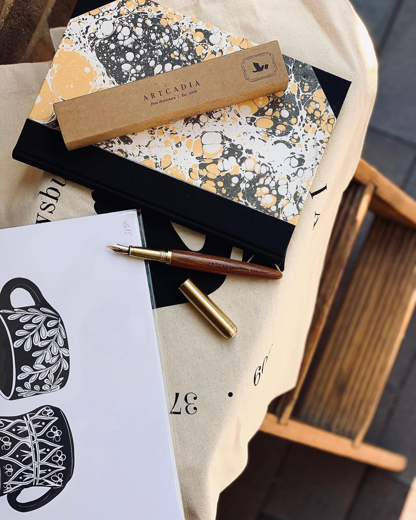 🎙G I V E A W A Y  T I M E ! Morning everyone. It&rsquo;s been a while since we&rsquo;ve done a giveaway so thought now would be a great opportunity to celebrate our winning the Best Independent Retailer (Midlands) at the @stationeryshowsuk Stationer