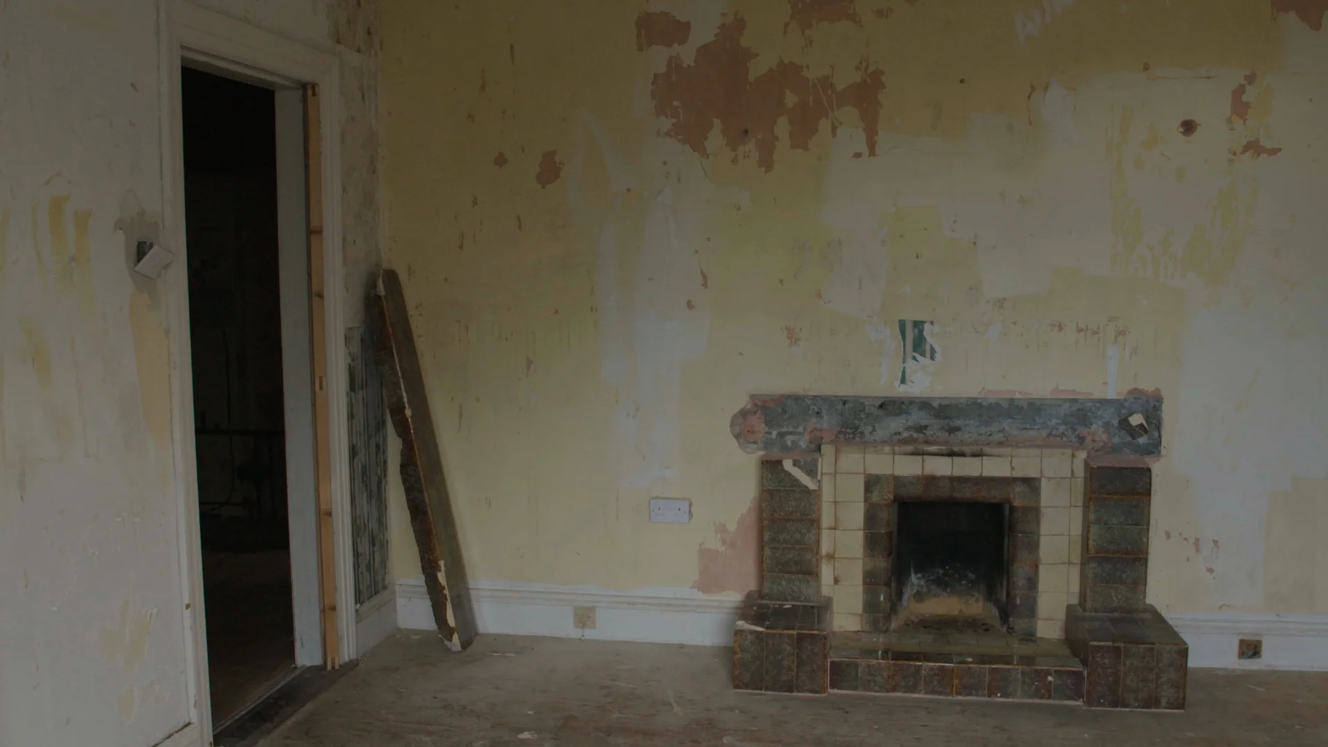 TX3 RTI10 Moate BEFORE Living room .jpg