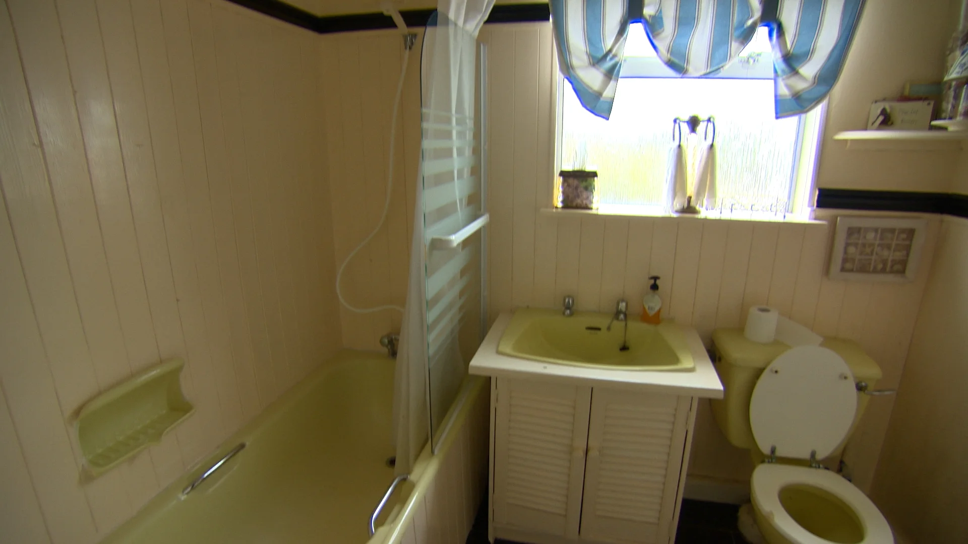 TX4 RTI10 Sutton BEFORE Bathroom .jpg