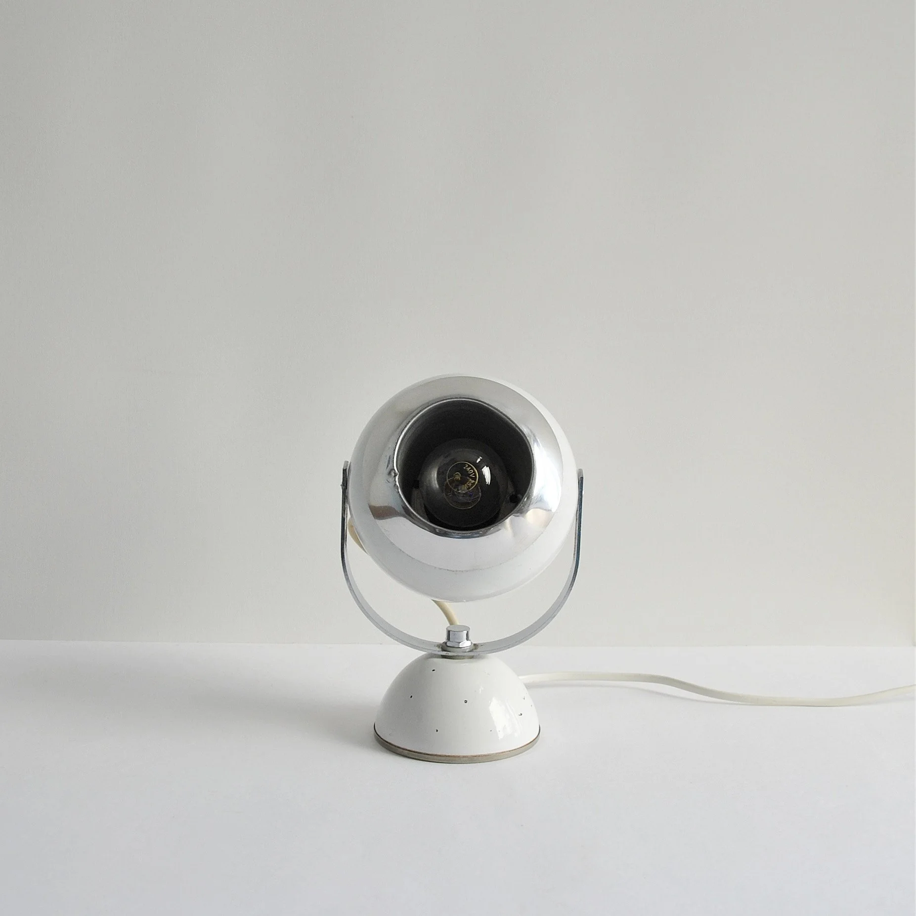 479 EYEBALL DESK LAMP2.JPG