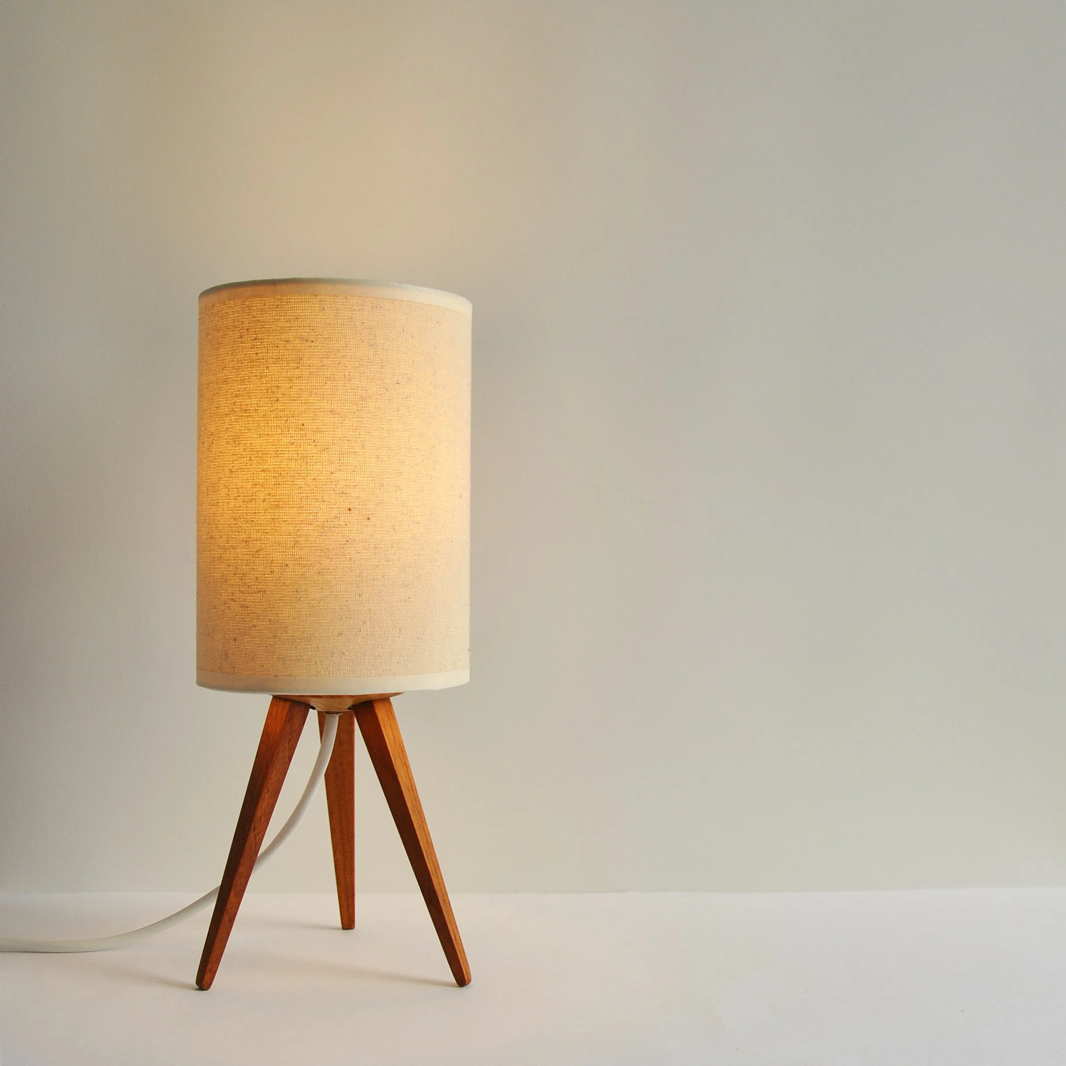 472 TEAK TRIPOD LAMP.JPG