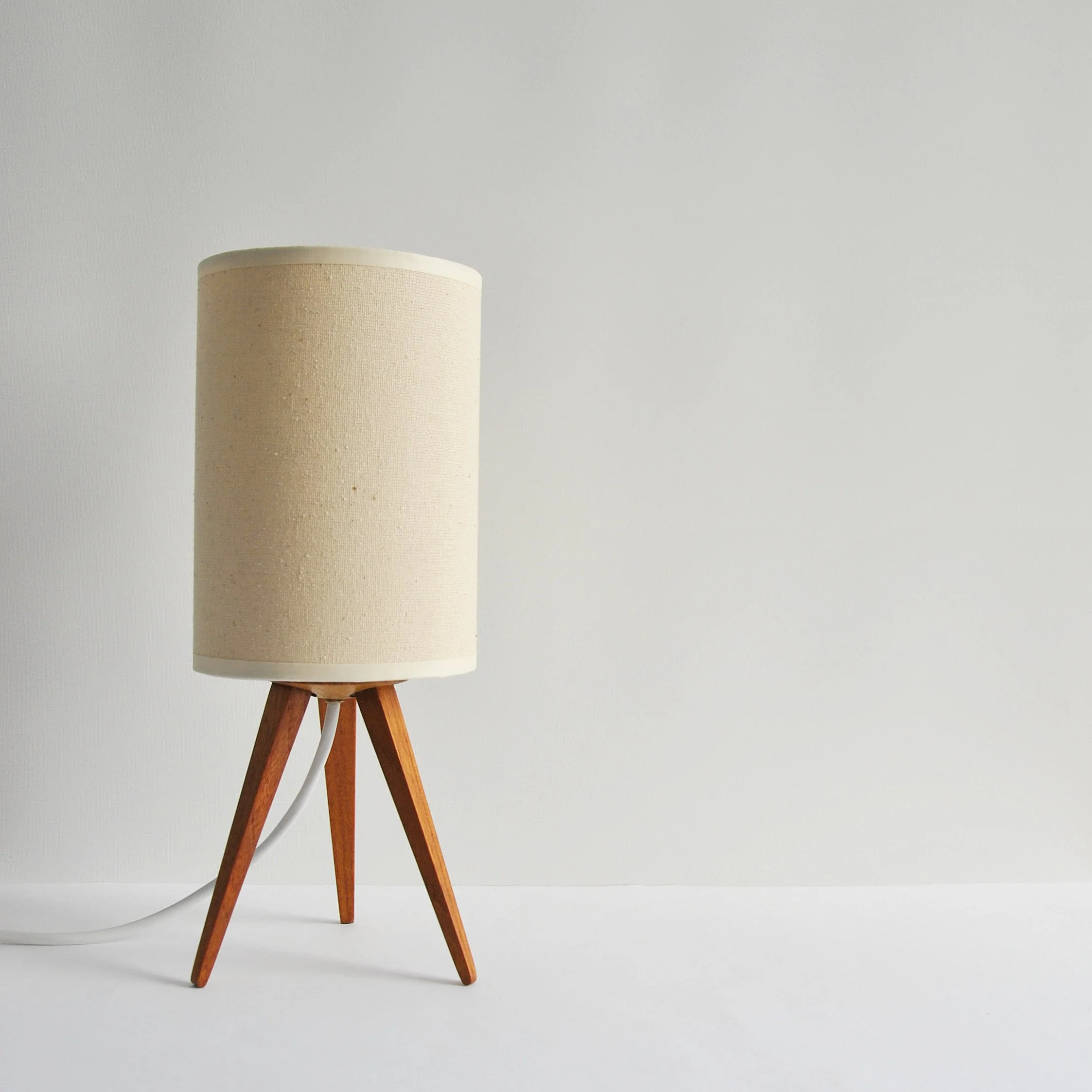 472 TEAK TRIPOD LAMP2.JPG