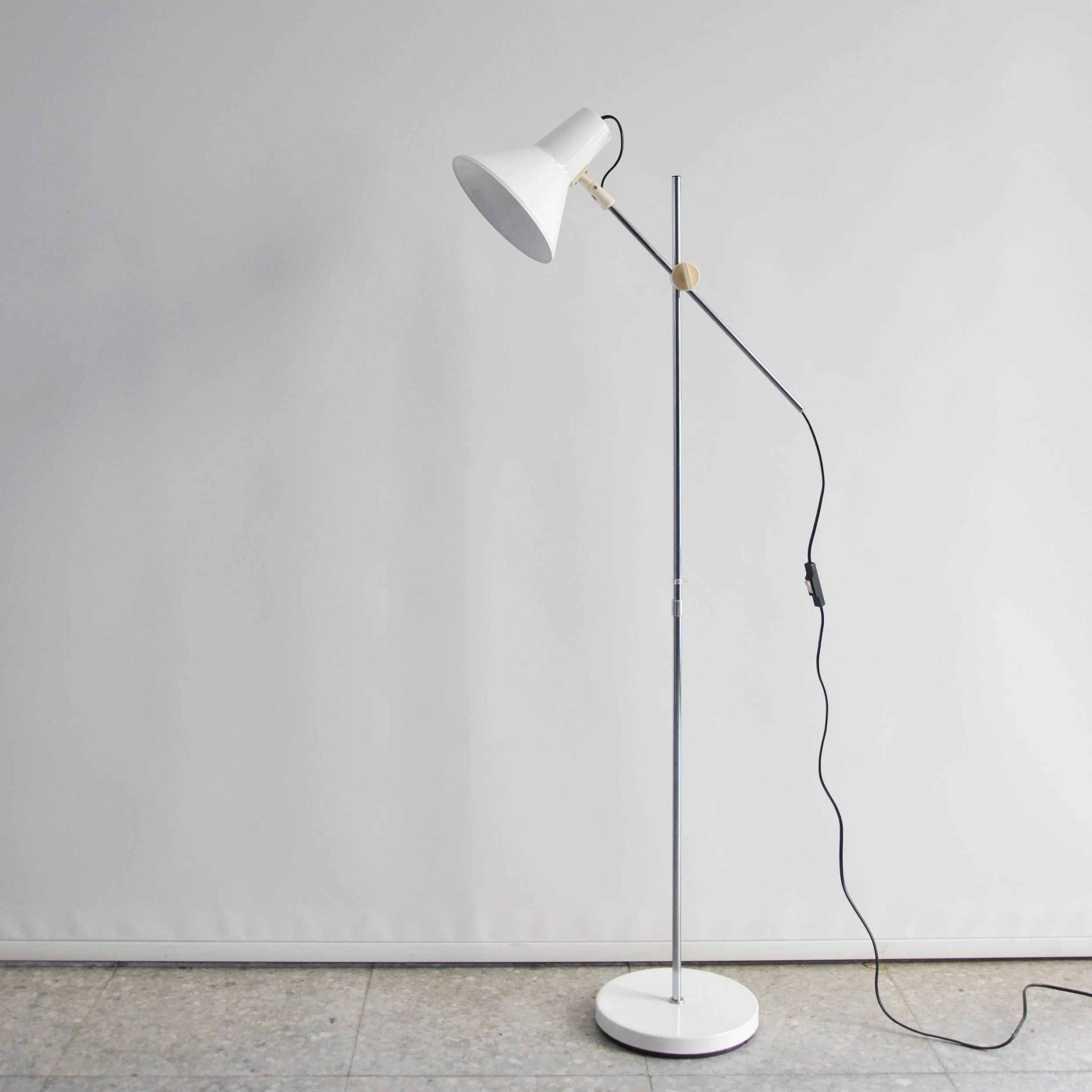 545 VINTAGE FLOOR LAMP.JPG