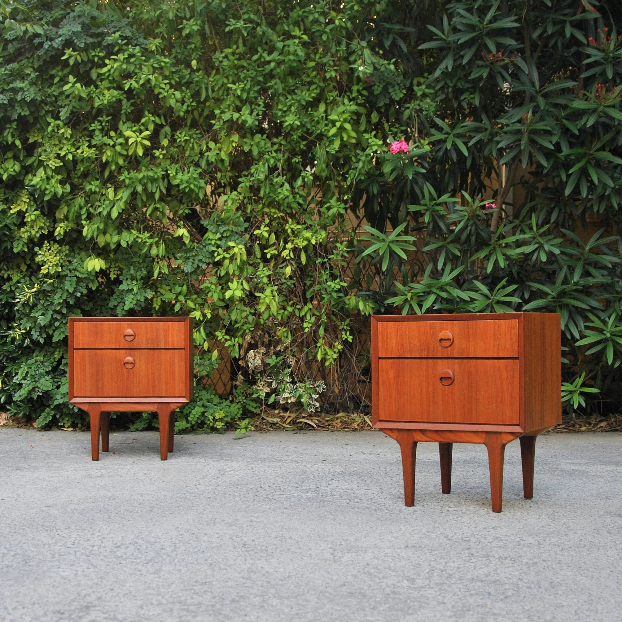 576 SET OF TEAK BEDSIDE TABLES2.JPG