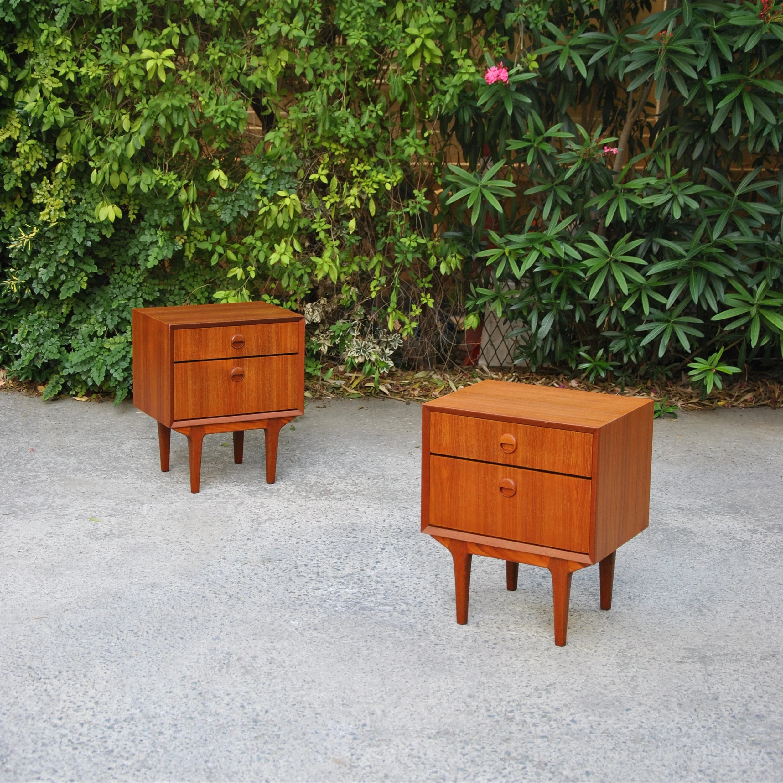 576 SET OF TEAK BEDSIDE TABLES3.JPG