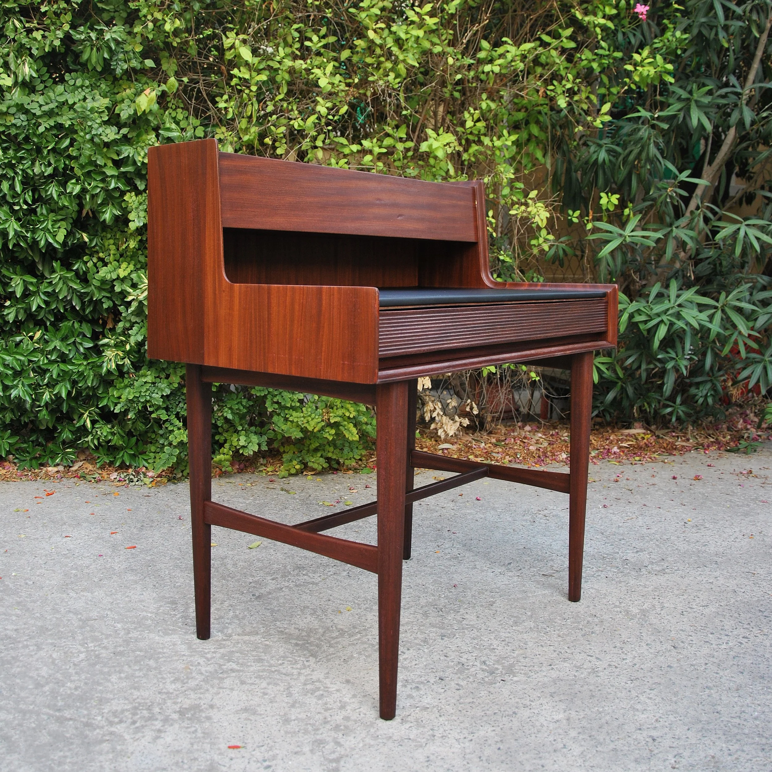 578 RICHARD HORNBY DESK.JPG