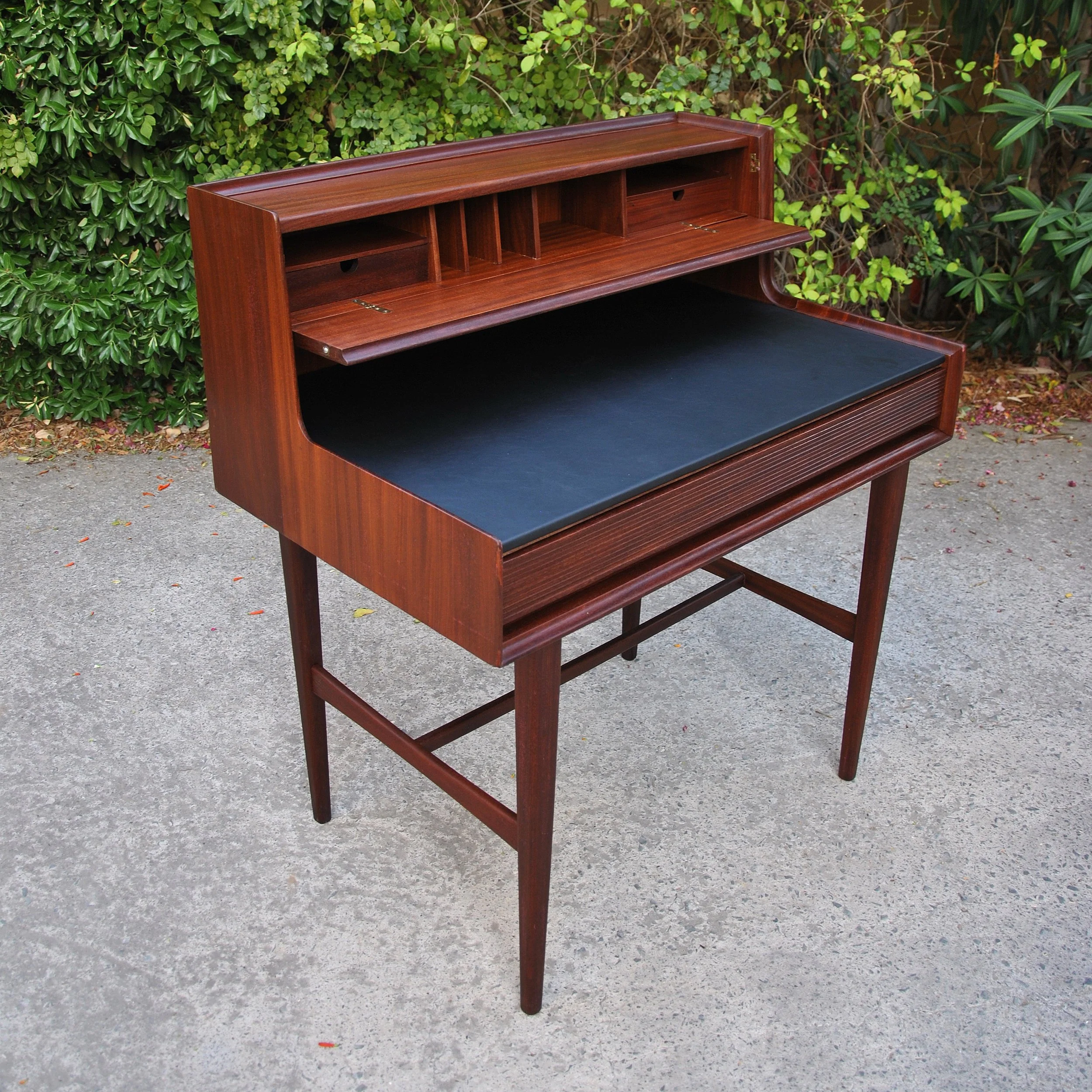 578 RICHARD HORNBY DESK2.JPG