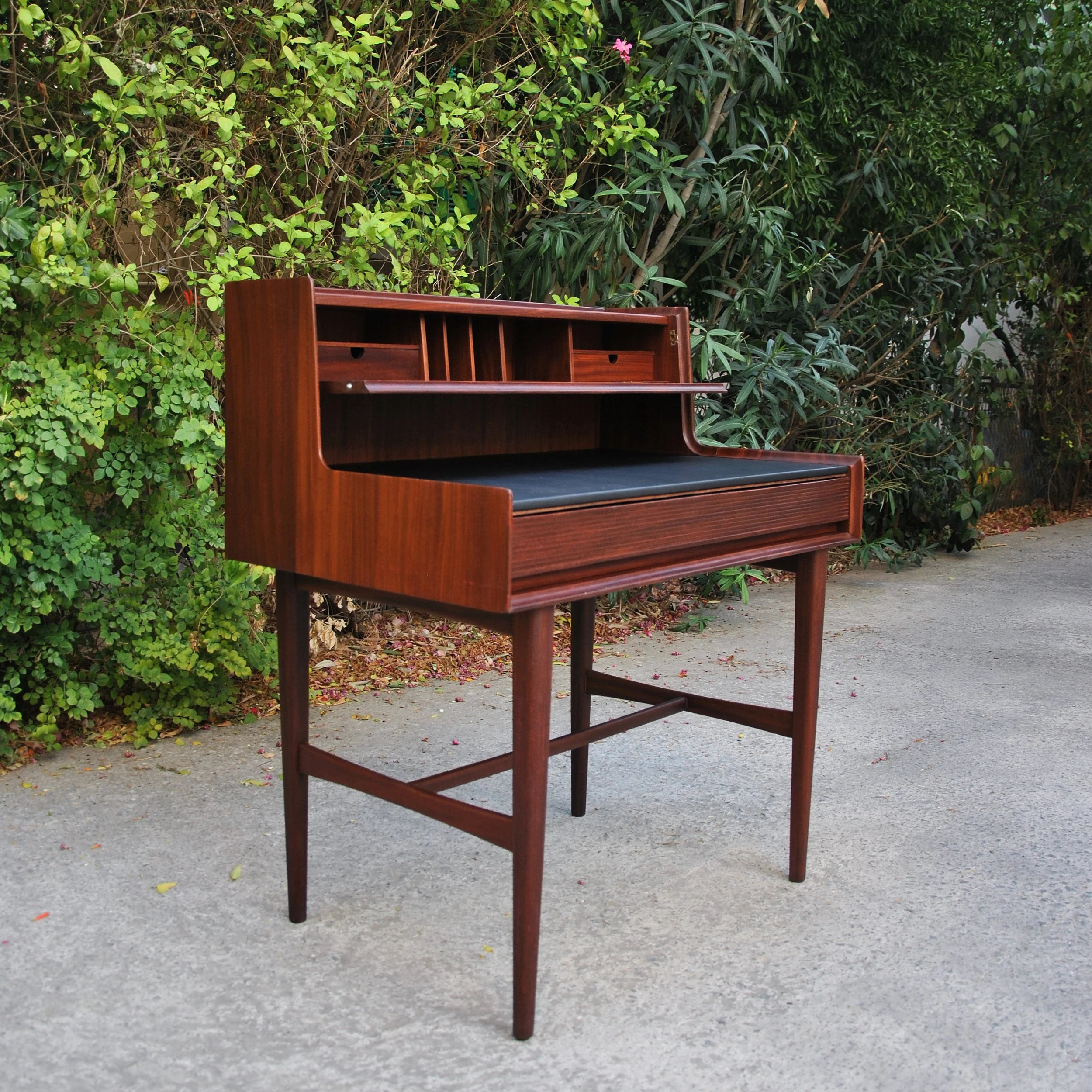 578 RICHARD HORNBY DESK5.JPG