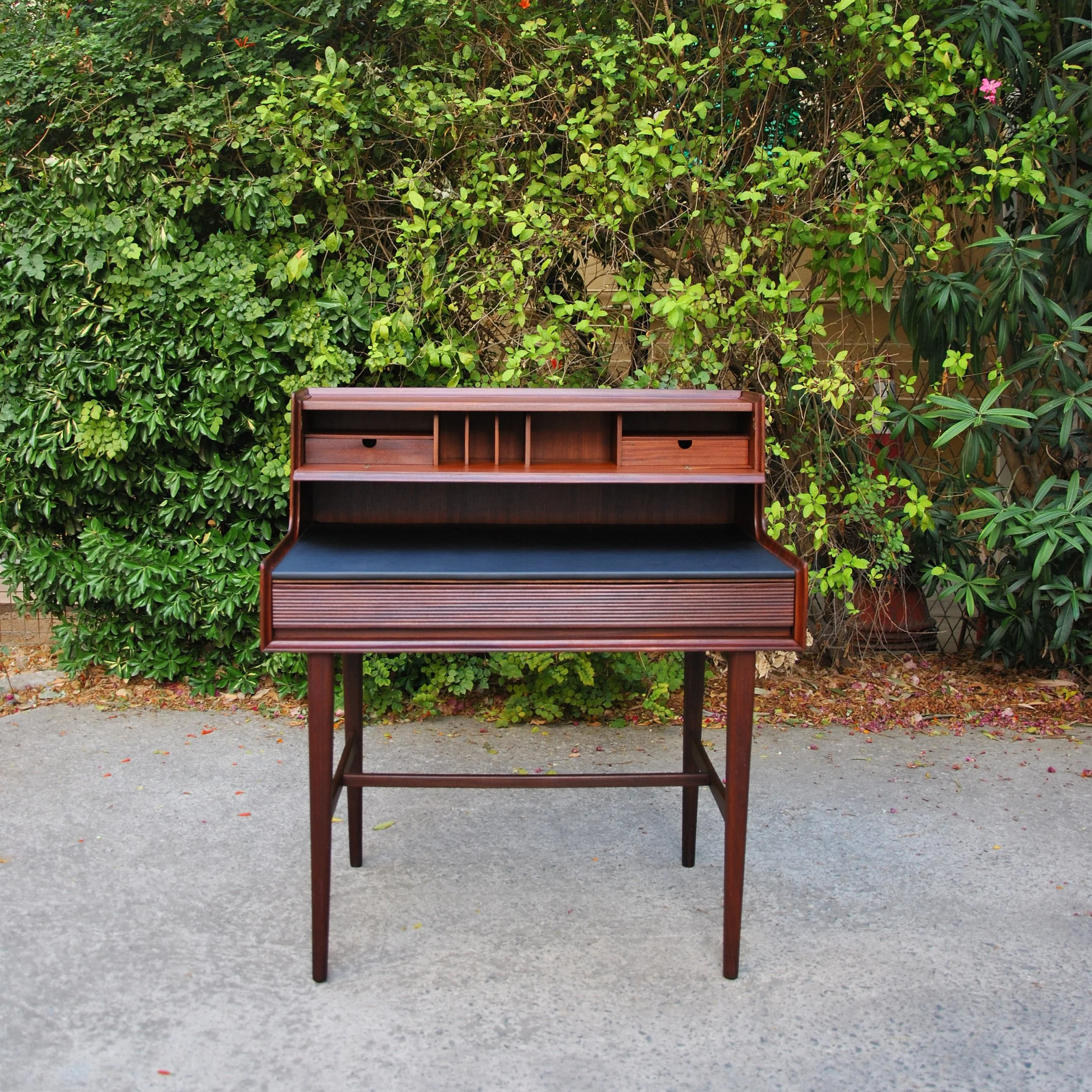578 RICHARD HORNBY DESK6.JPG