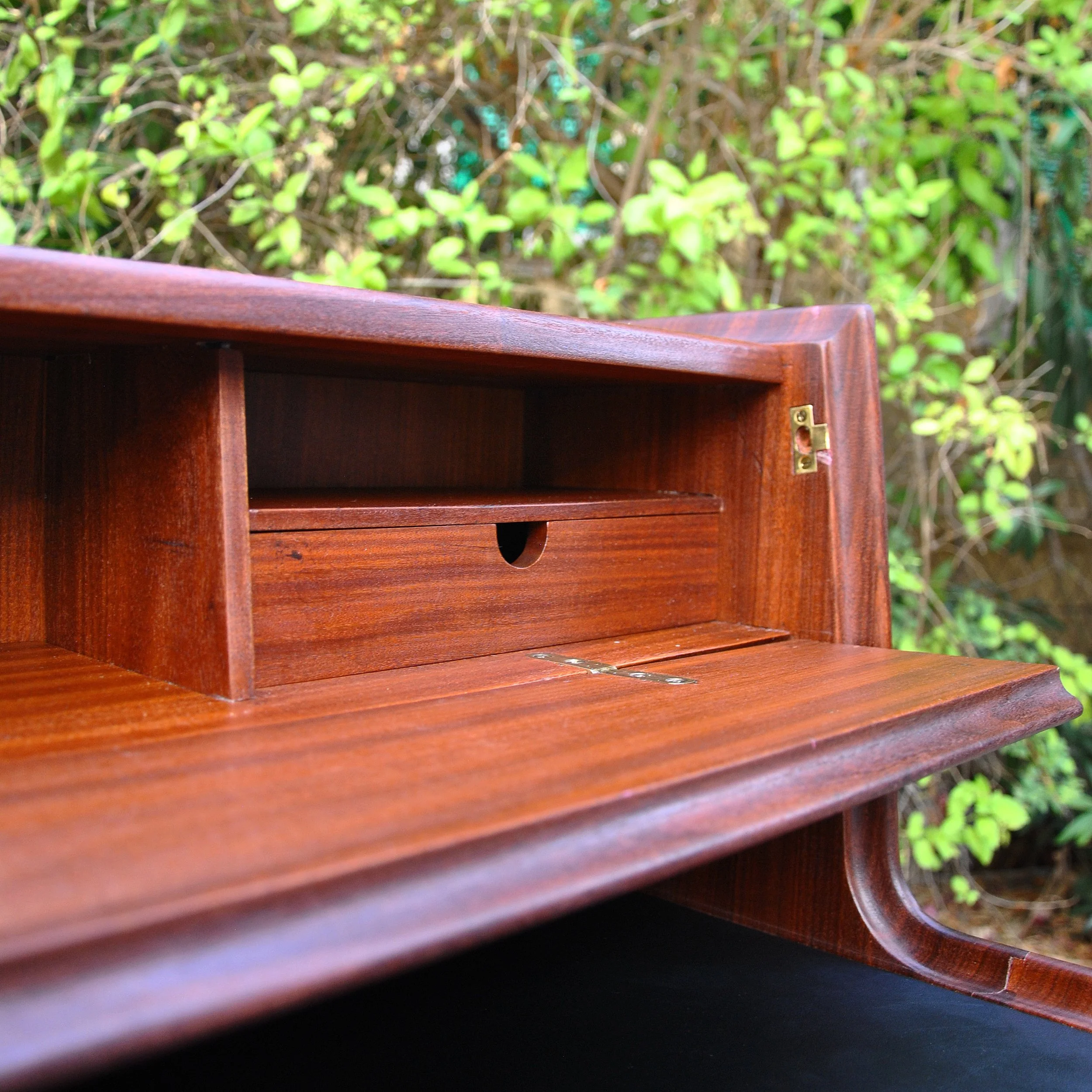 578 RICHARD HORNBY DESK8.JPG
