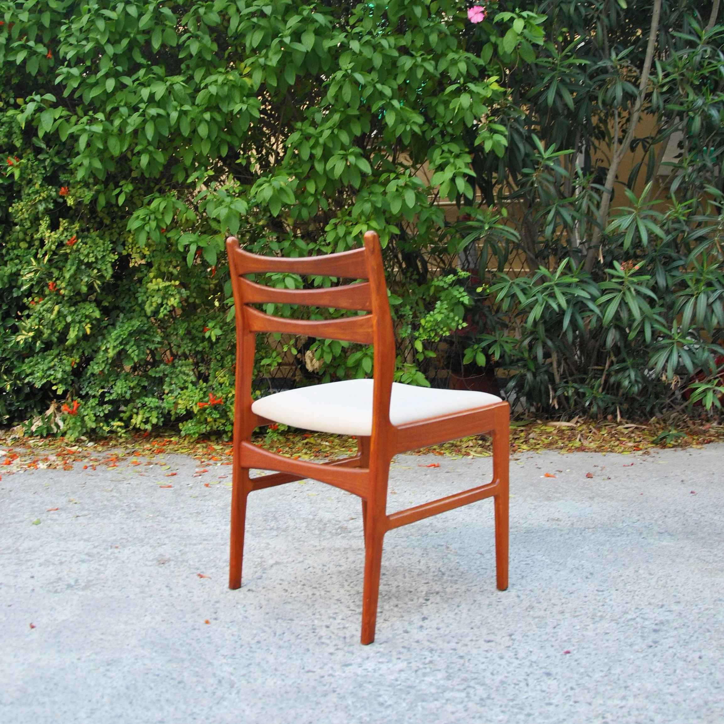 614 SET OF 8 TEAK DINING CHAIRS.JPG