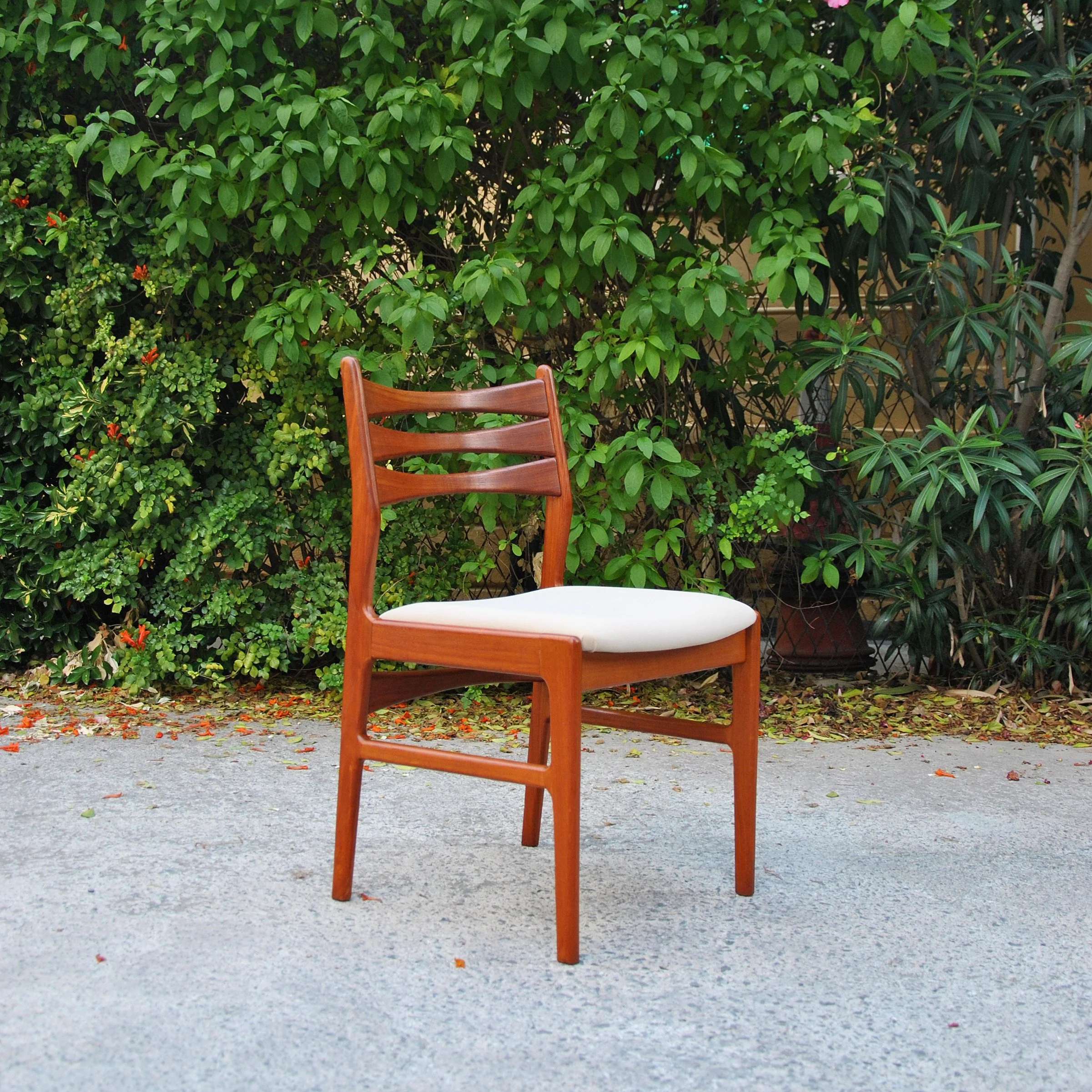 614 SET OF 8 TEAK DINING CHAIRS2.JPG