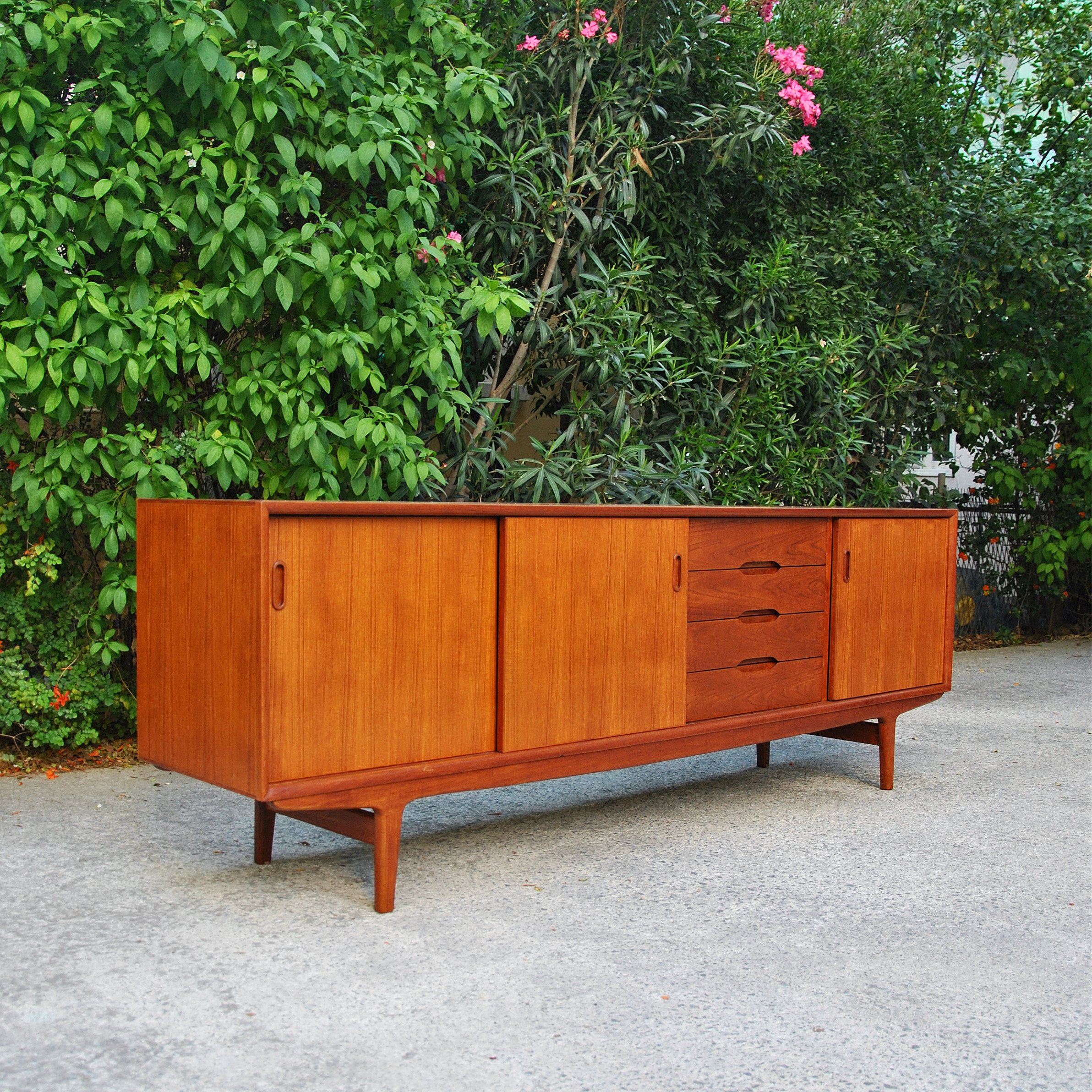 622 1960s MCM TEAK SIDEBOARD3.JPG