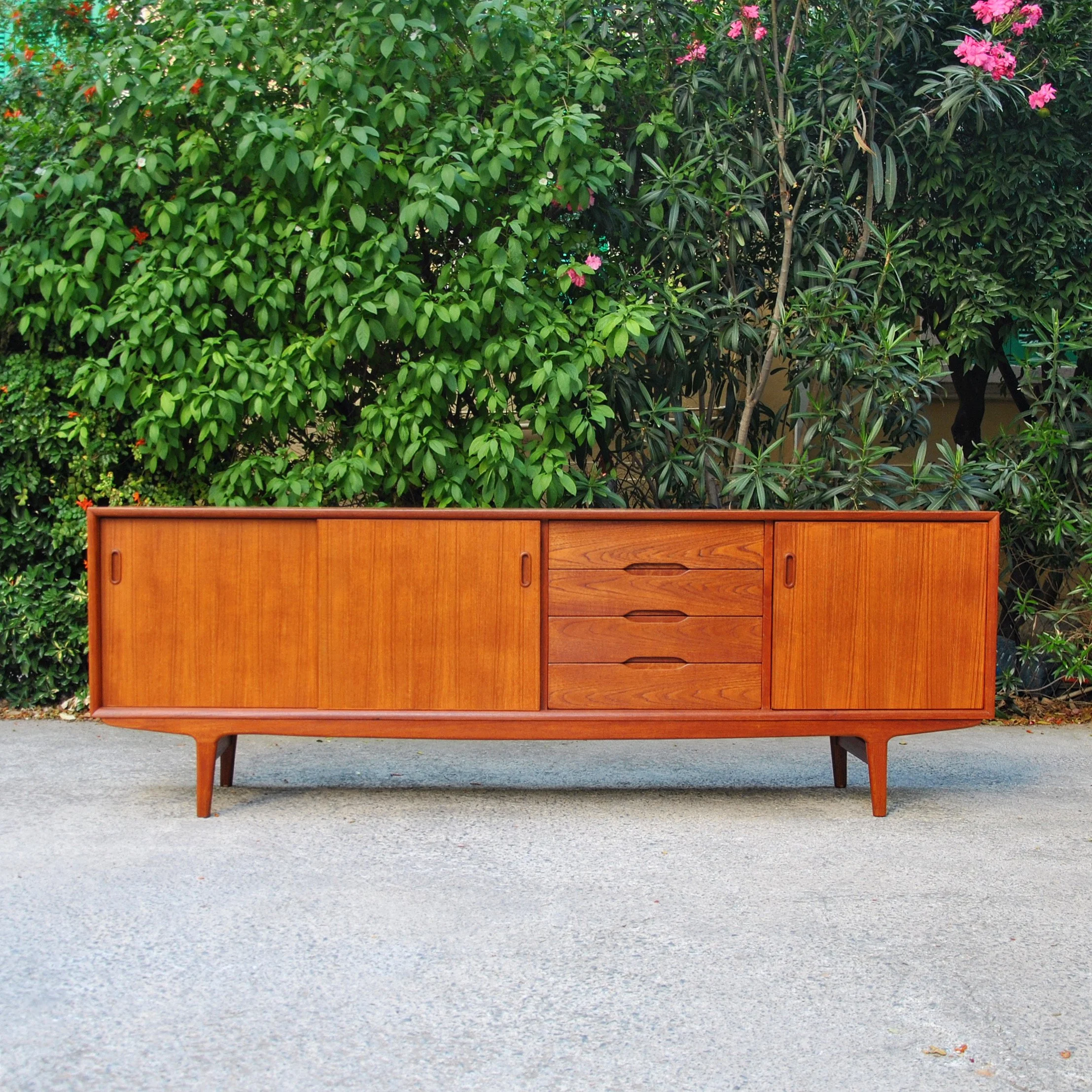 622 1960s MCM TEAK SIDEBOARD4.JPG