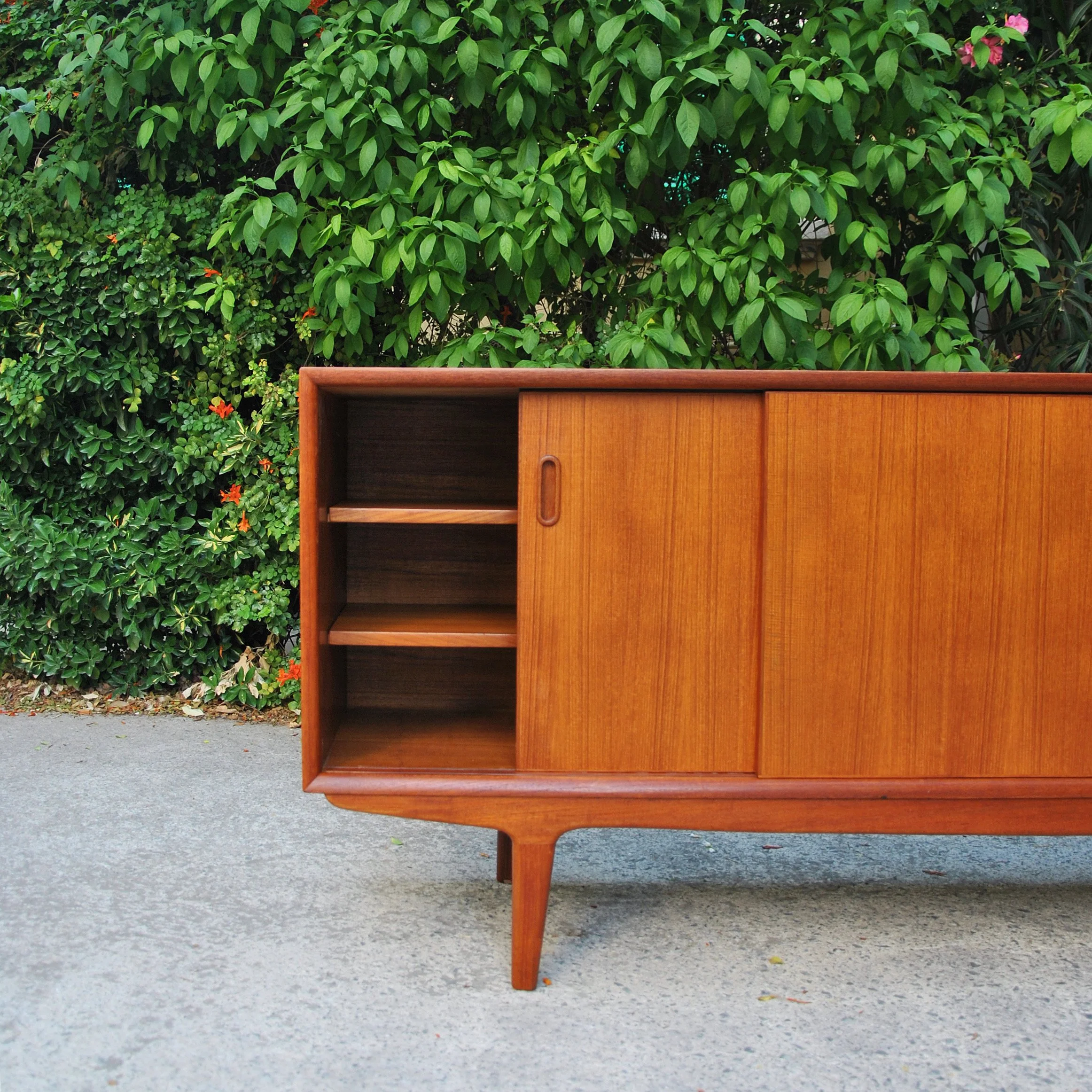 622 1960s MCM TEAK SIDEBOARD5.JPG