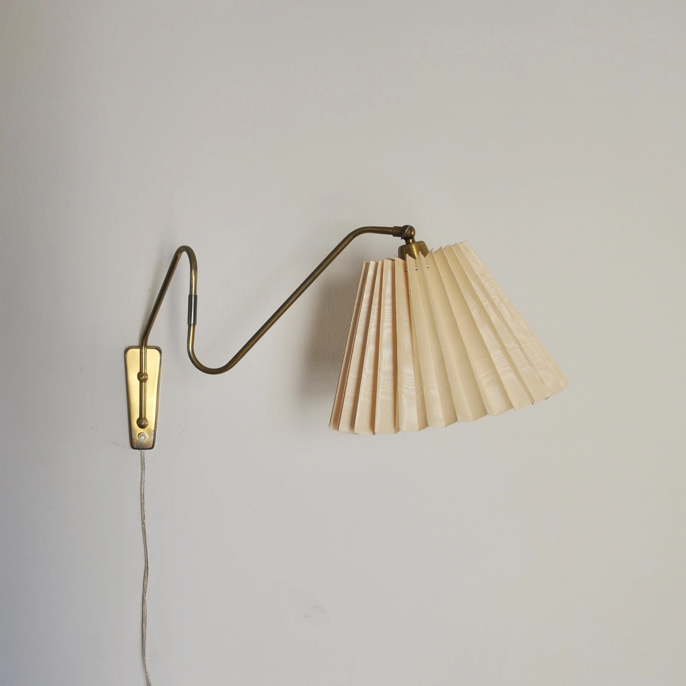 661 DANISH BRASS SWING WALL LAMP2.JPG