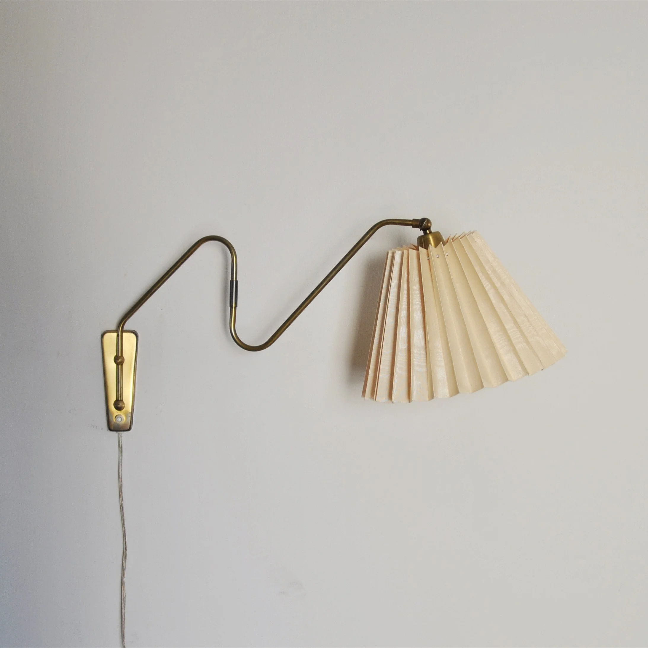 661 DANISH BRASS SWING WALL LAMP3.JPG