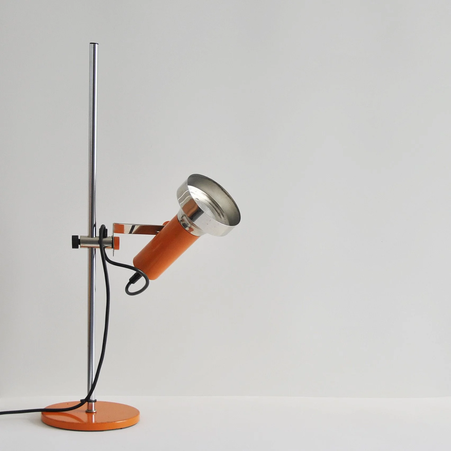 667 ORANGE SPACE AGE DESK LAMP.JPG