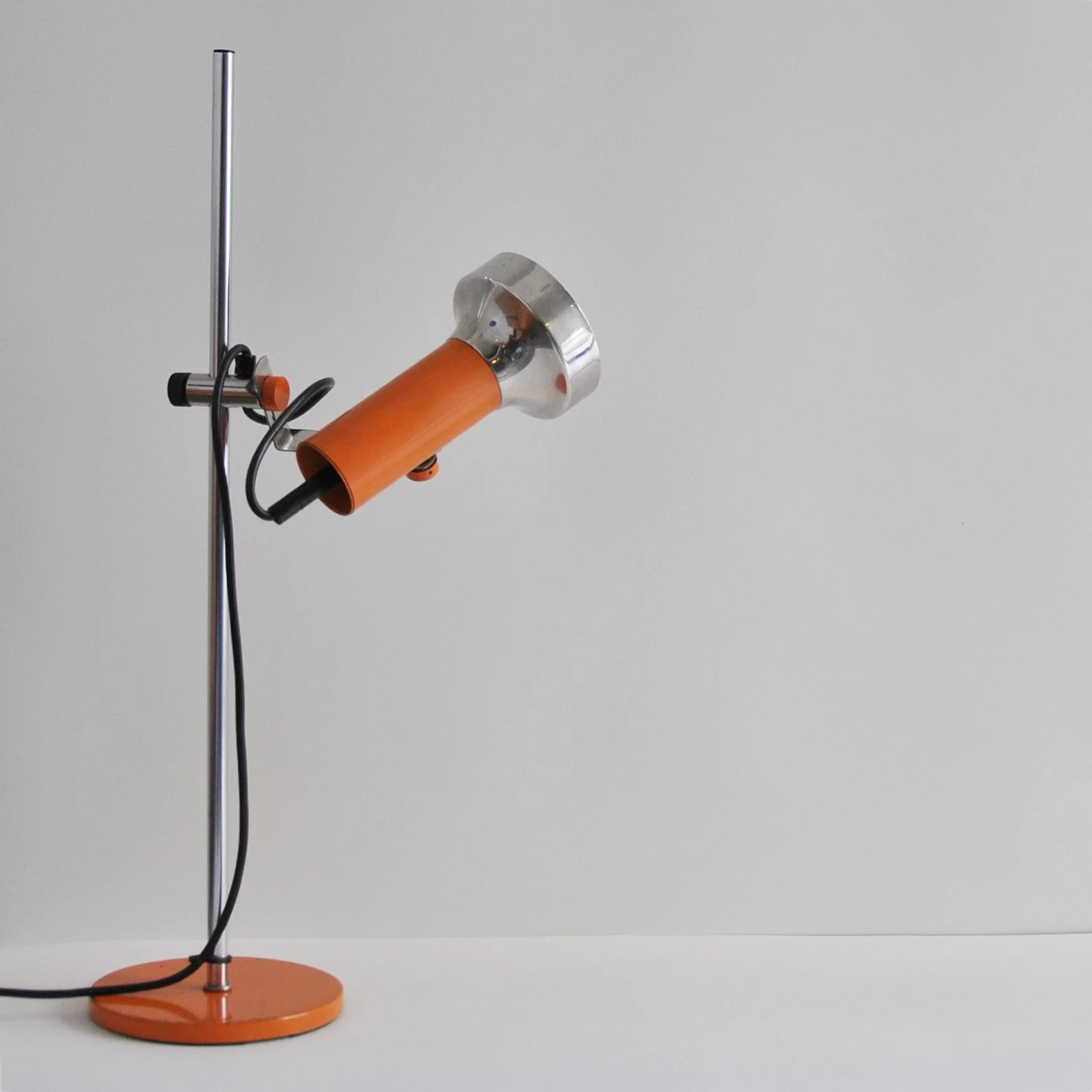667 ORANGE SPACE AGE DESK LAMP2.JPG