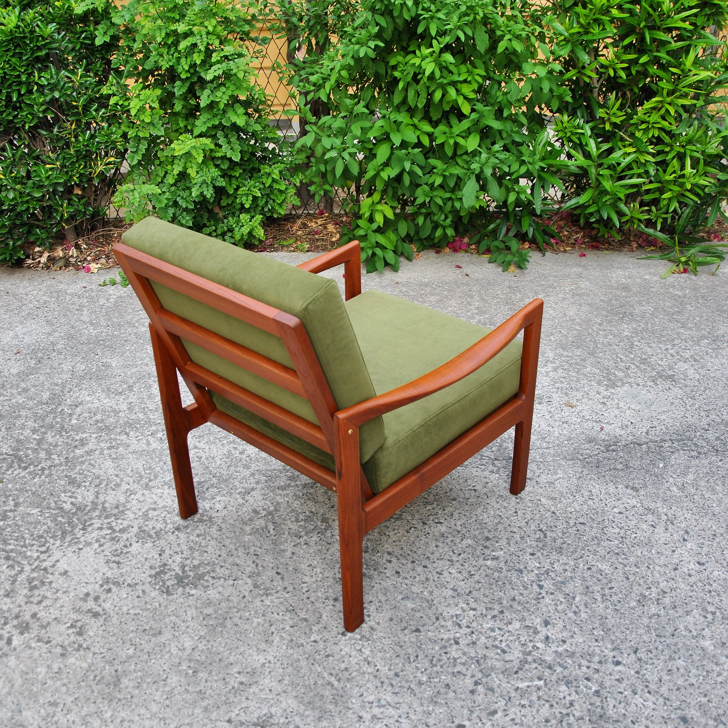 642 SET OF TEAK ARMCHAIRS .JPG