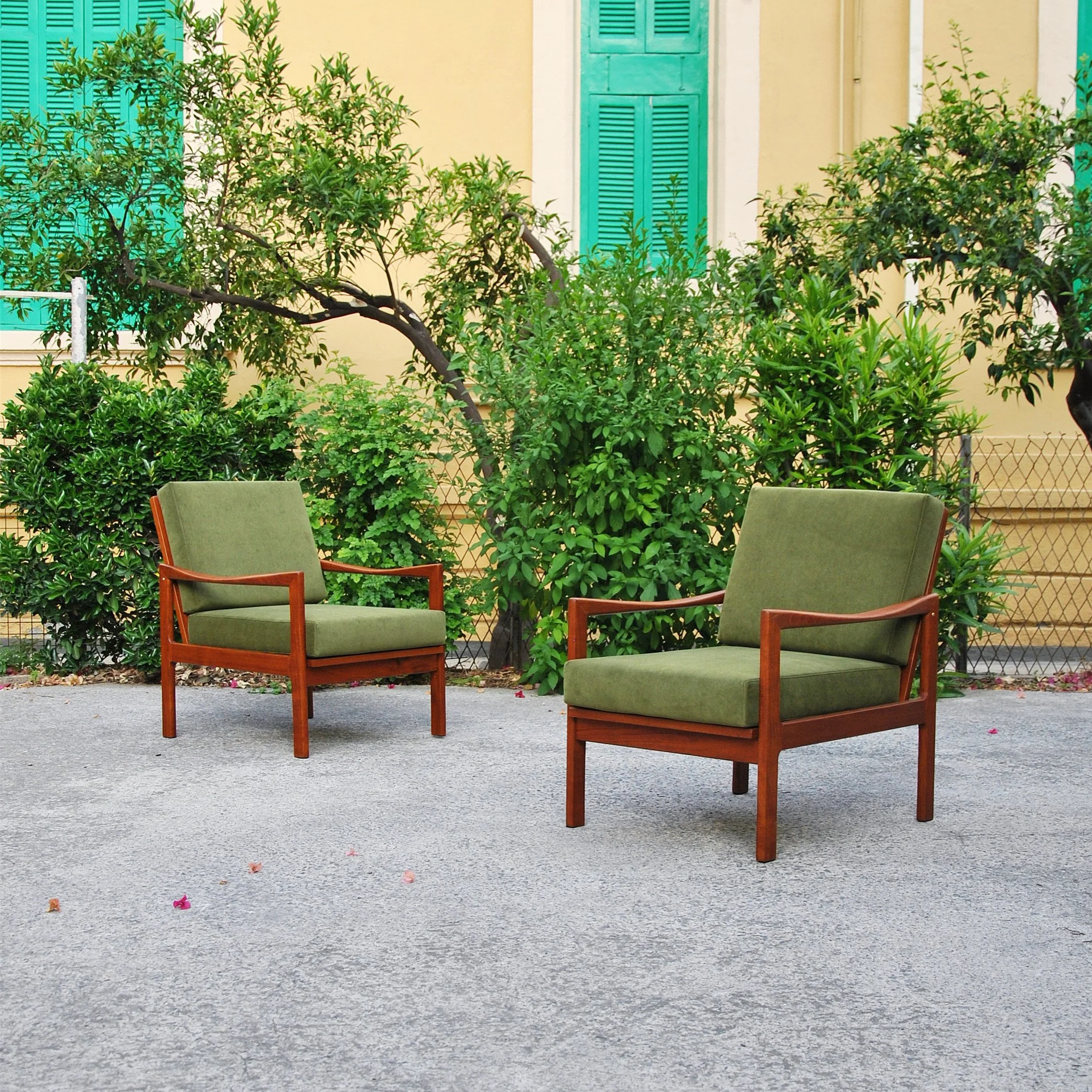 642 SET OF TEAK ARMCHAIRS2.JPG