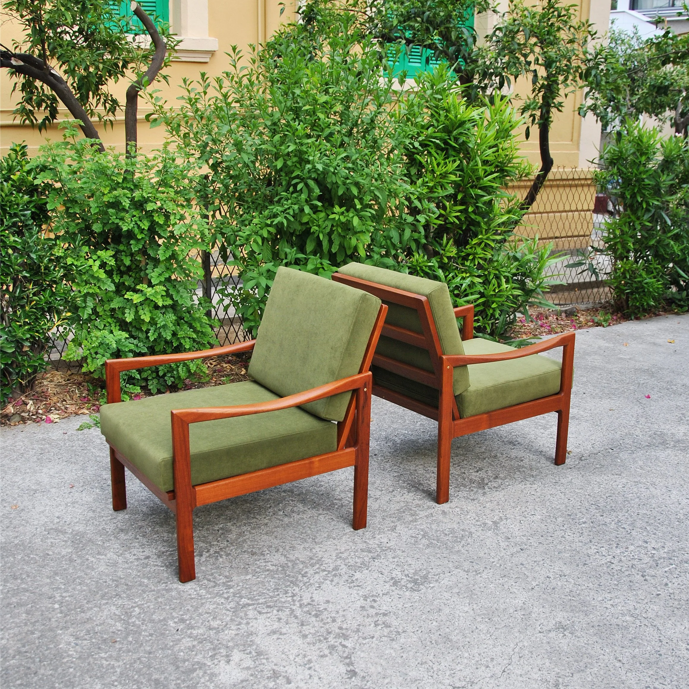 642 SET OF TEAK ARMCHAIRS3.JPG