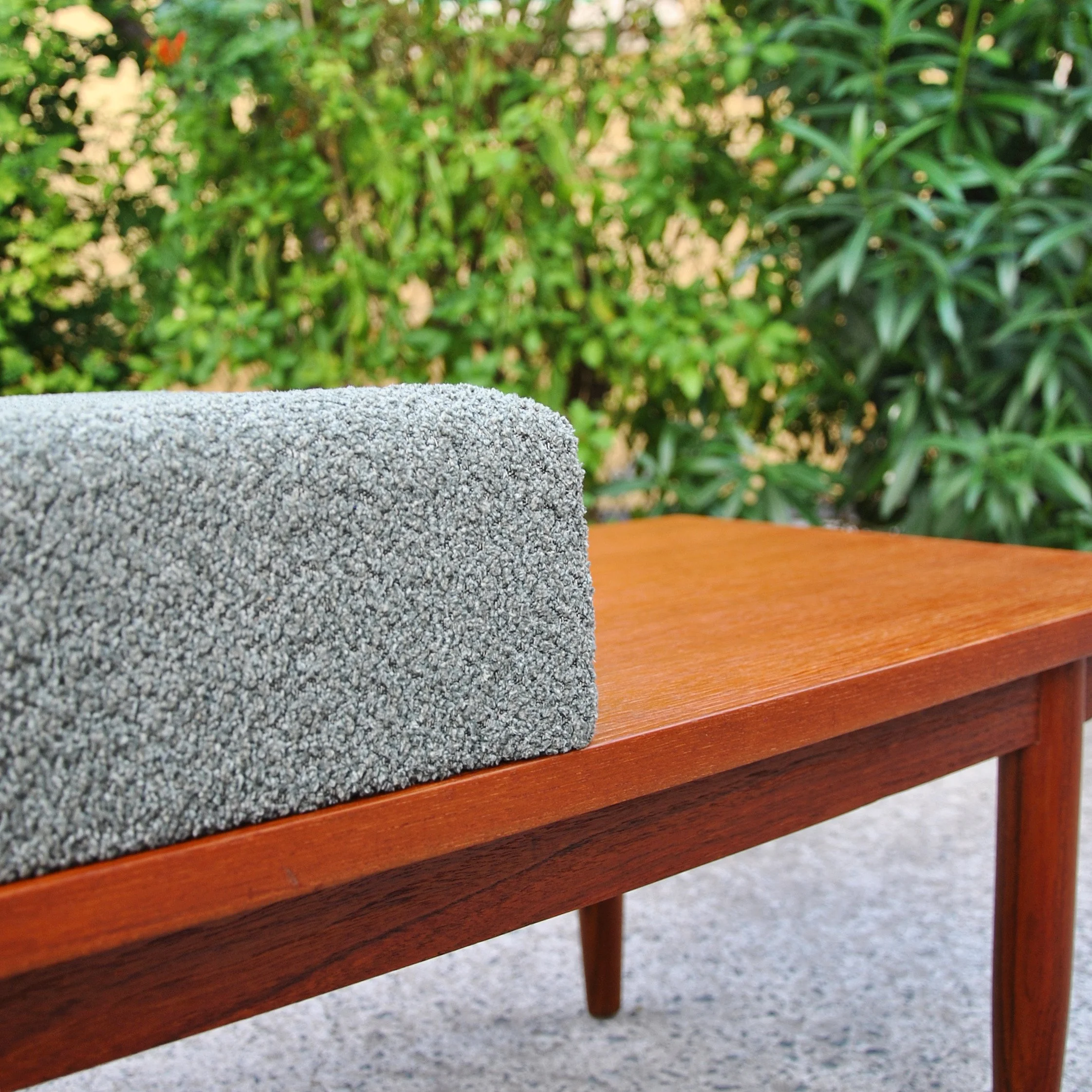 526 1960s TEAK GOSSIP BENCH2.JPG