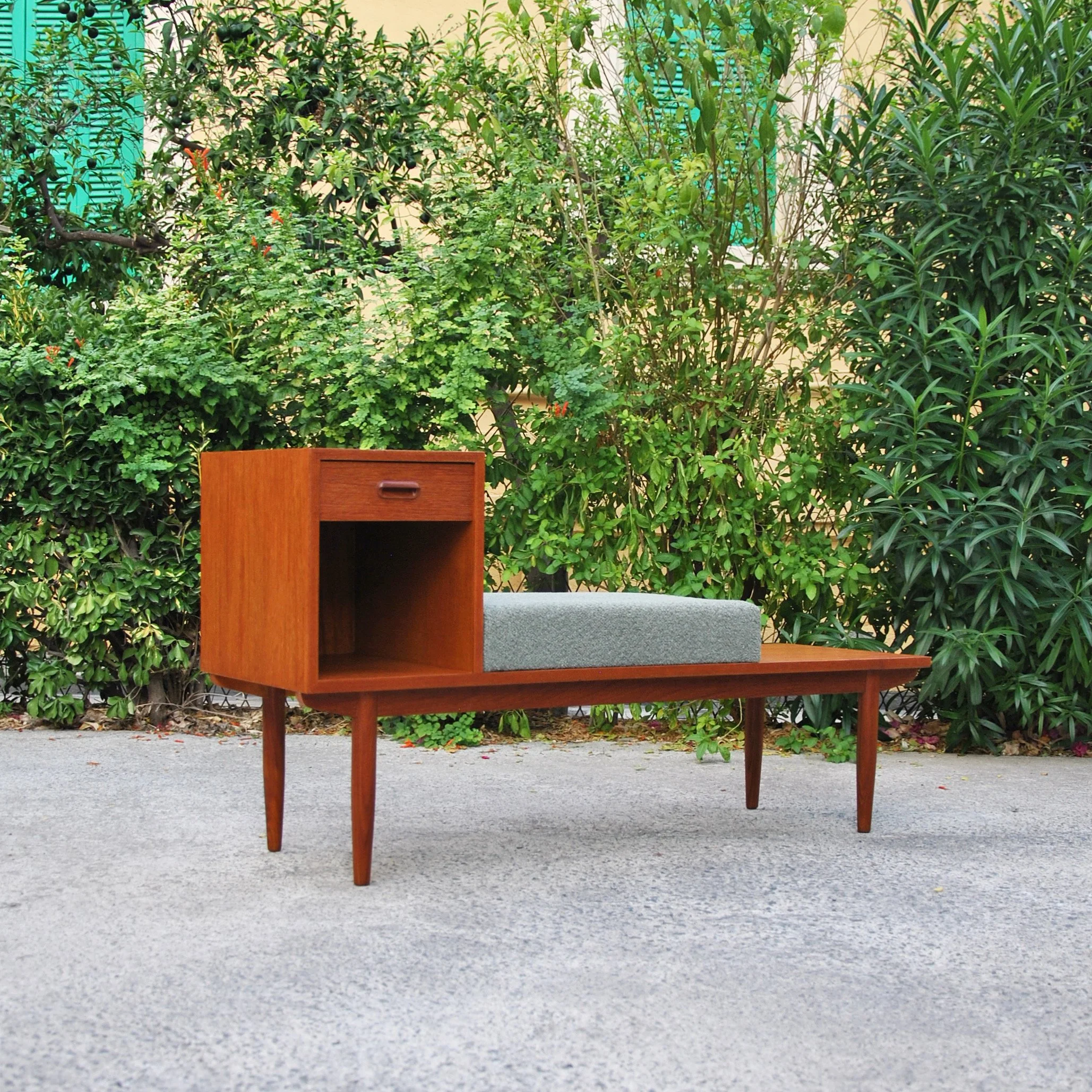 526 1960s TEAK GOSSIP BENCH.JPG