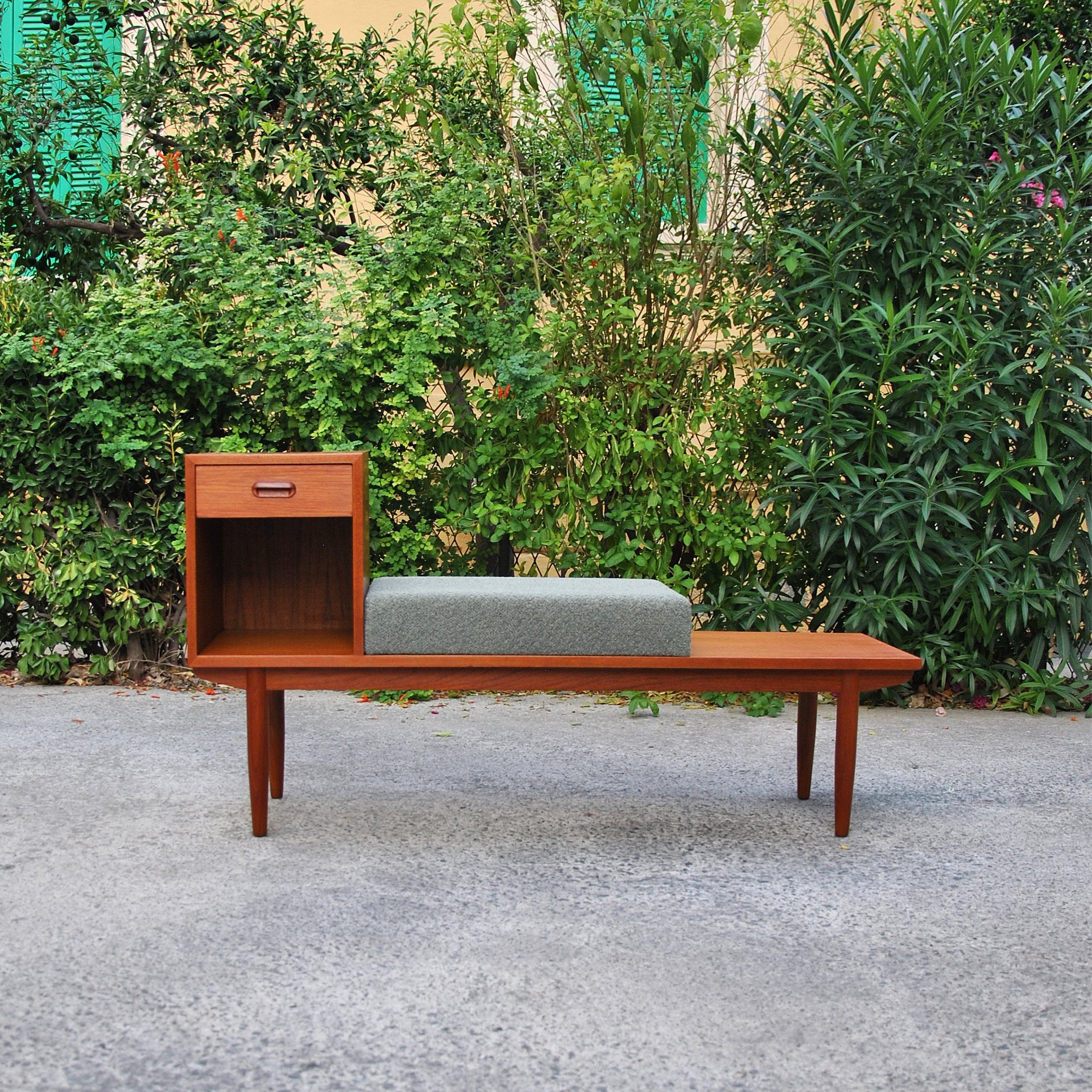 526 1960s TEAK GOSSIP BENCH3.JPG