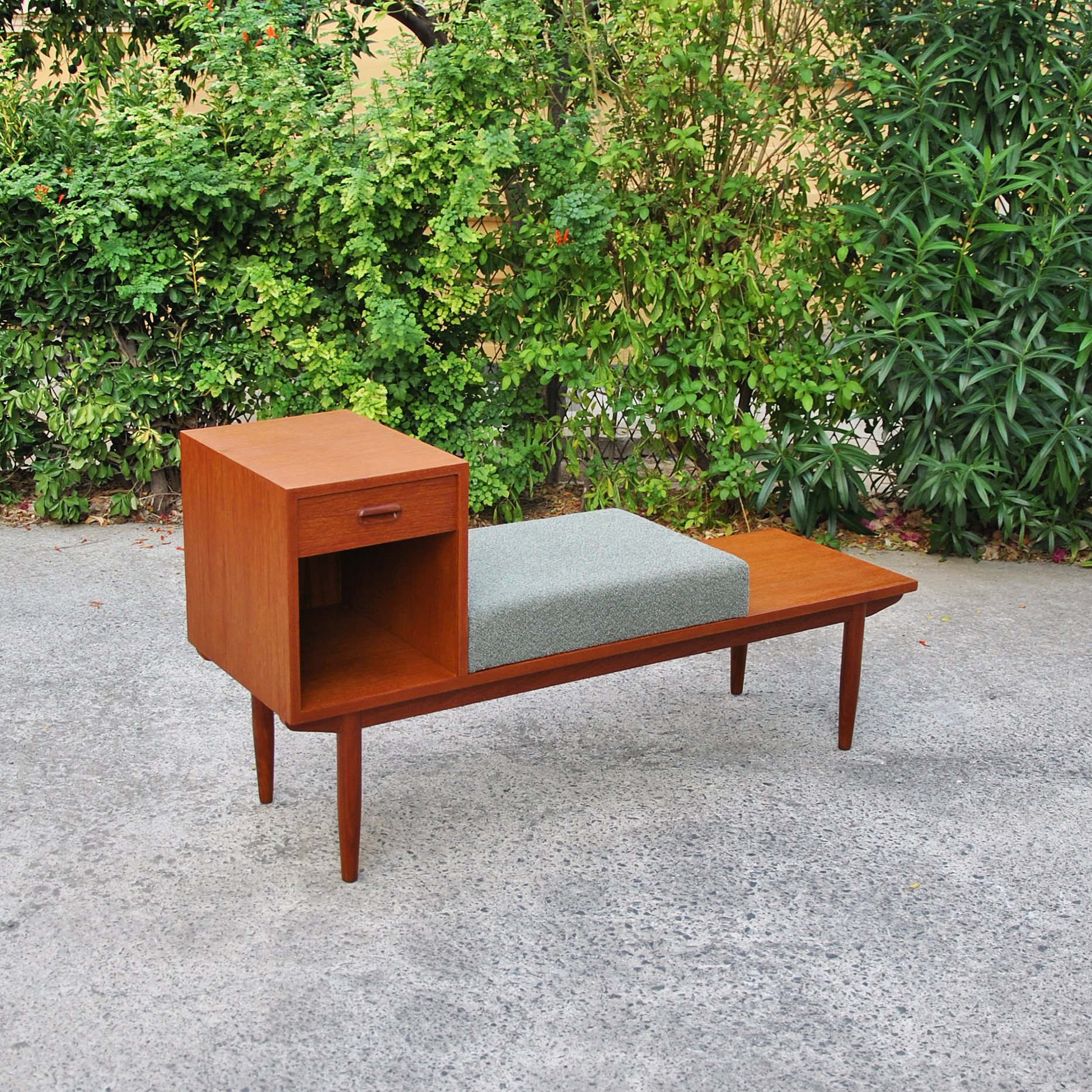 526 1960s TEAK GOSSIP BENCH4.JPG