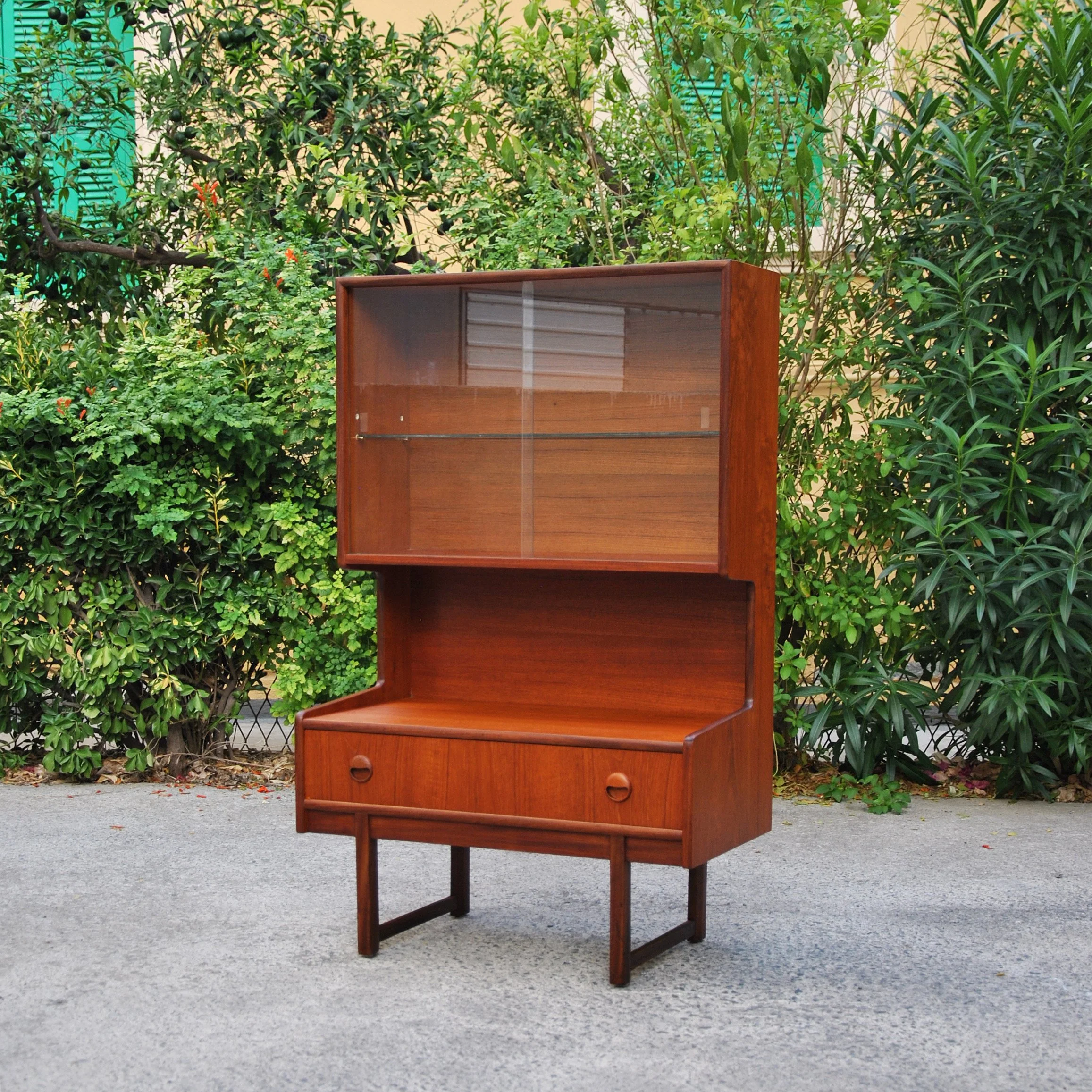 560 TURNIDGE OF LONDON VITRINE2.JPG