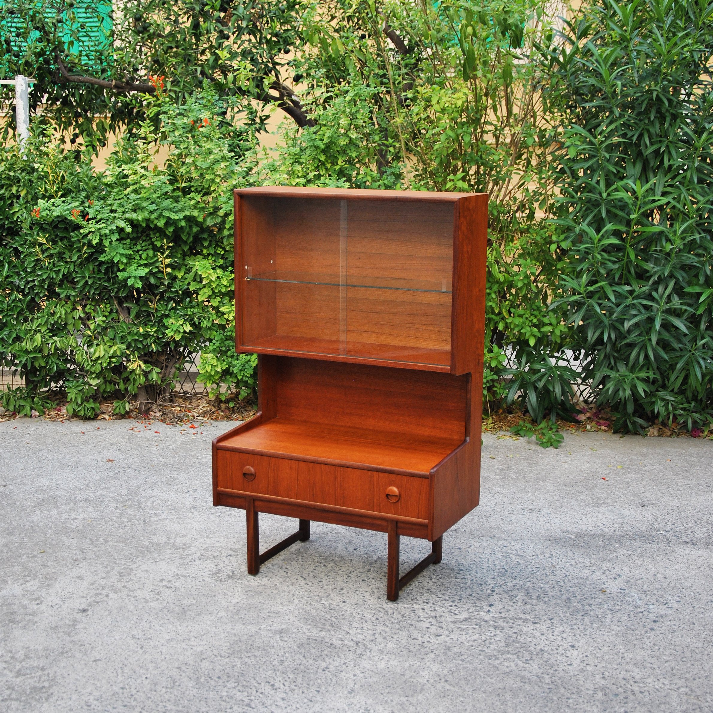 560 TURNIDGE OF LONDON VITRINE.JPG