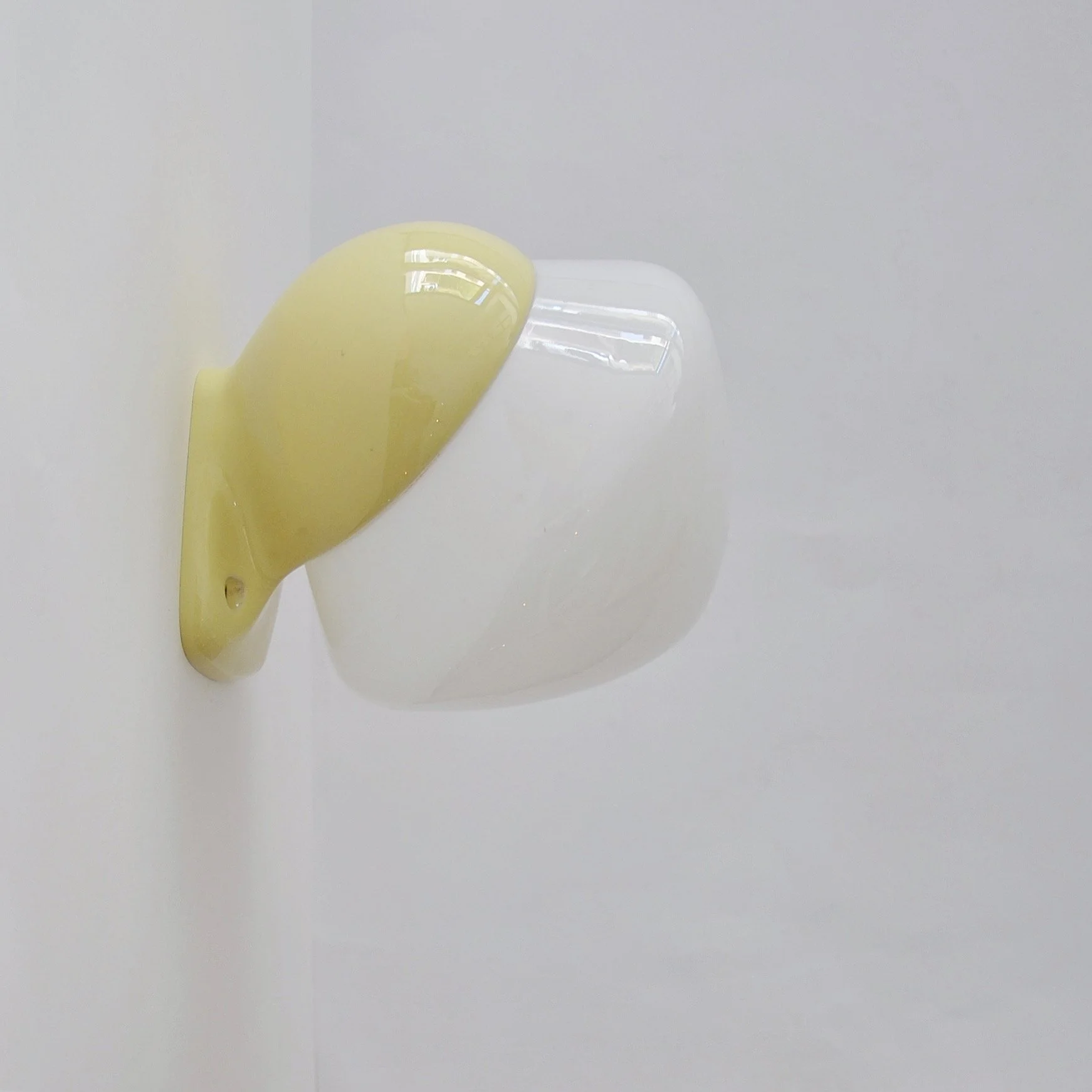 802 IFO PASTEL YELLOW BATHROOM LAMP 1960S.JPG