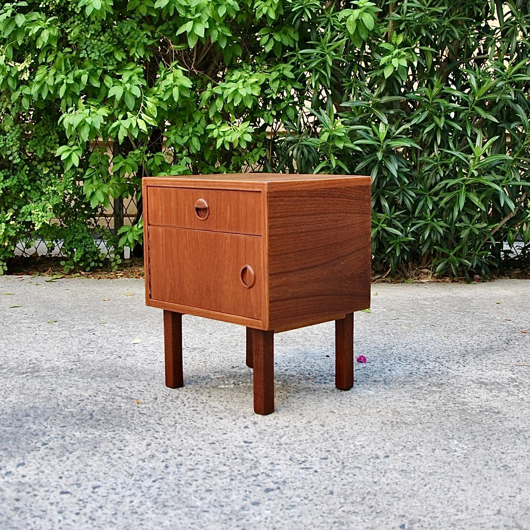 747 SMALL BEDSIDE TABLE4.jpg