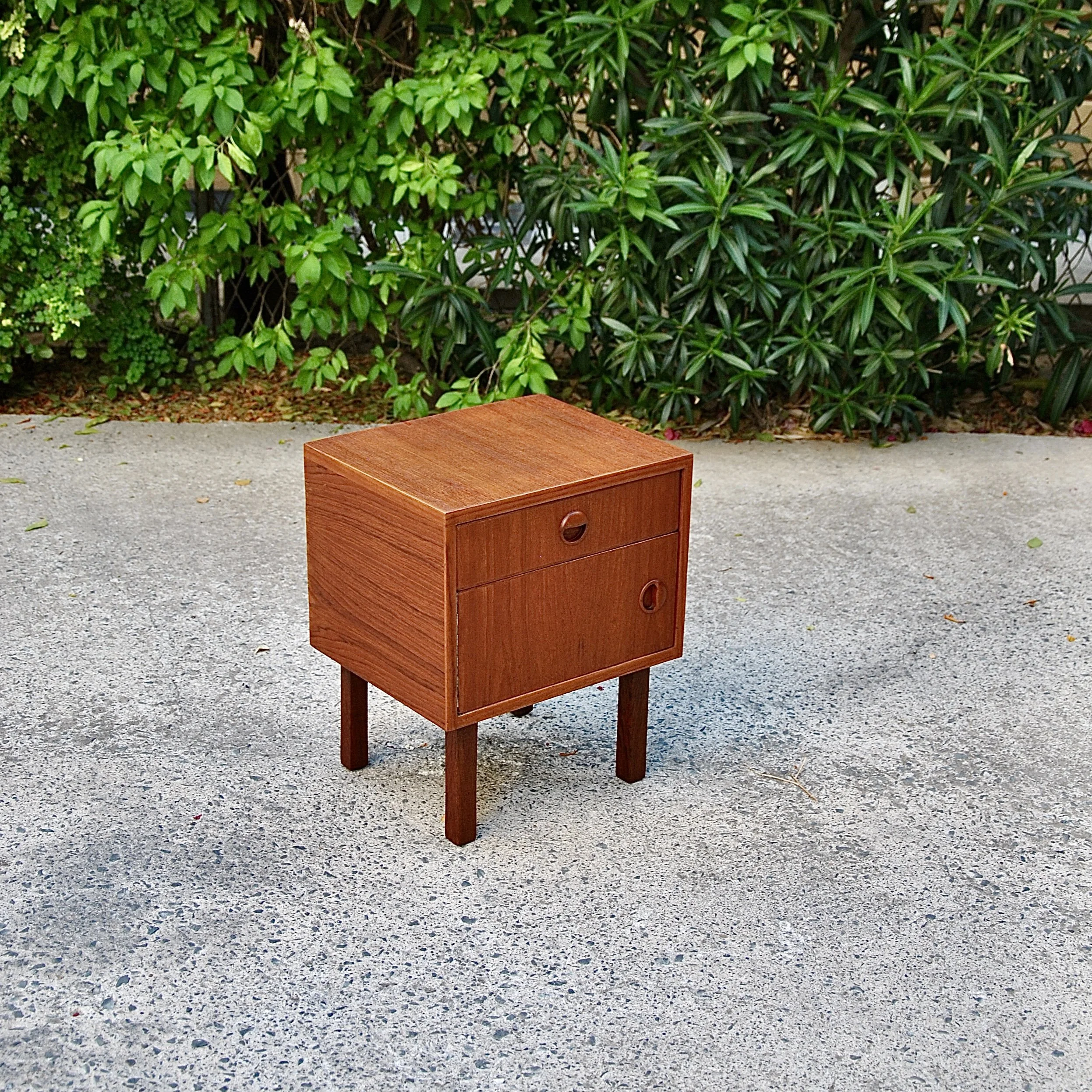 747 SMALL BEDSIDE TABLE2.jpg
