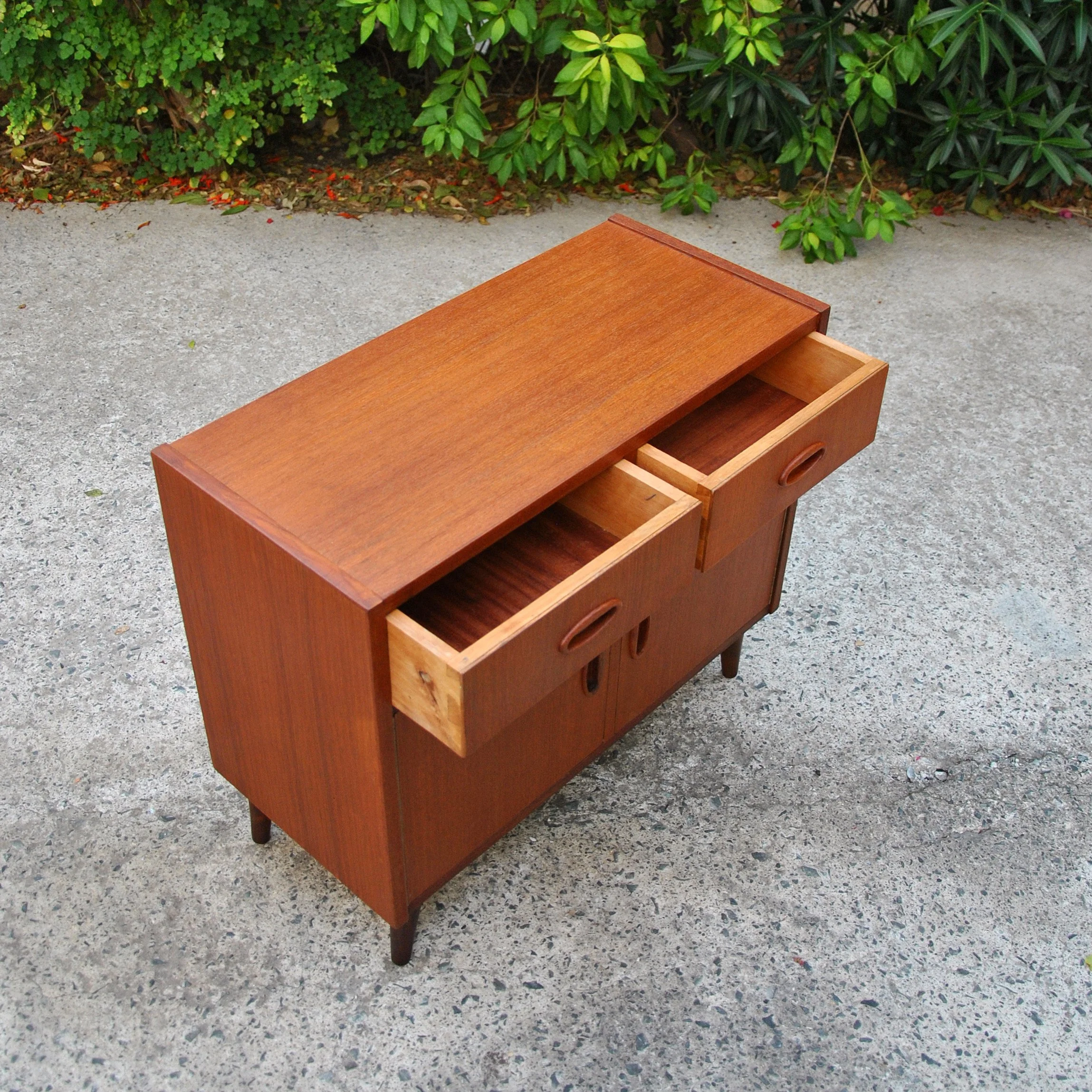582 1960s SMALL TEAK CABINET3.JPG