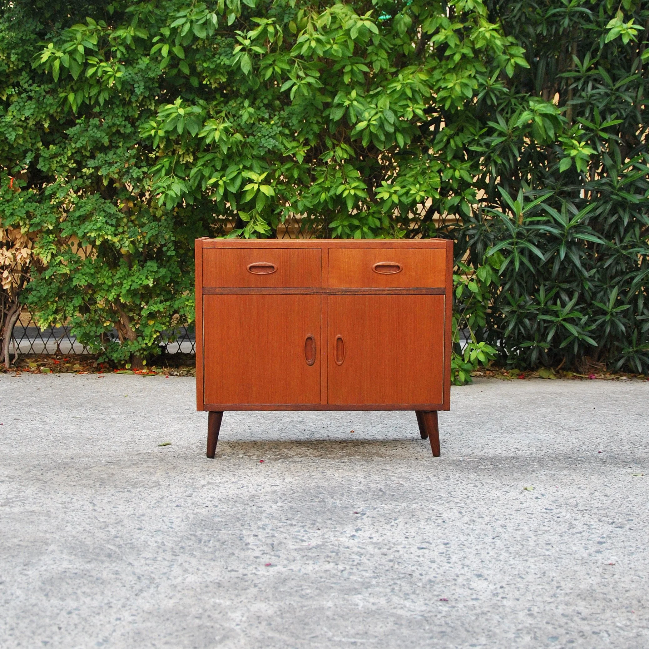 582 1960s SMALL TEAK CABINET4.JPG