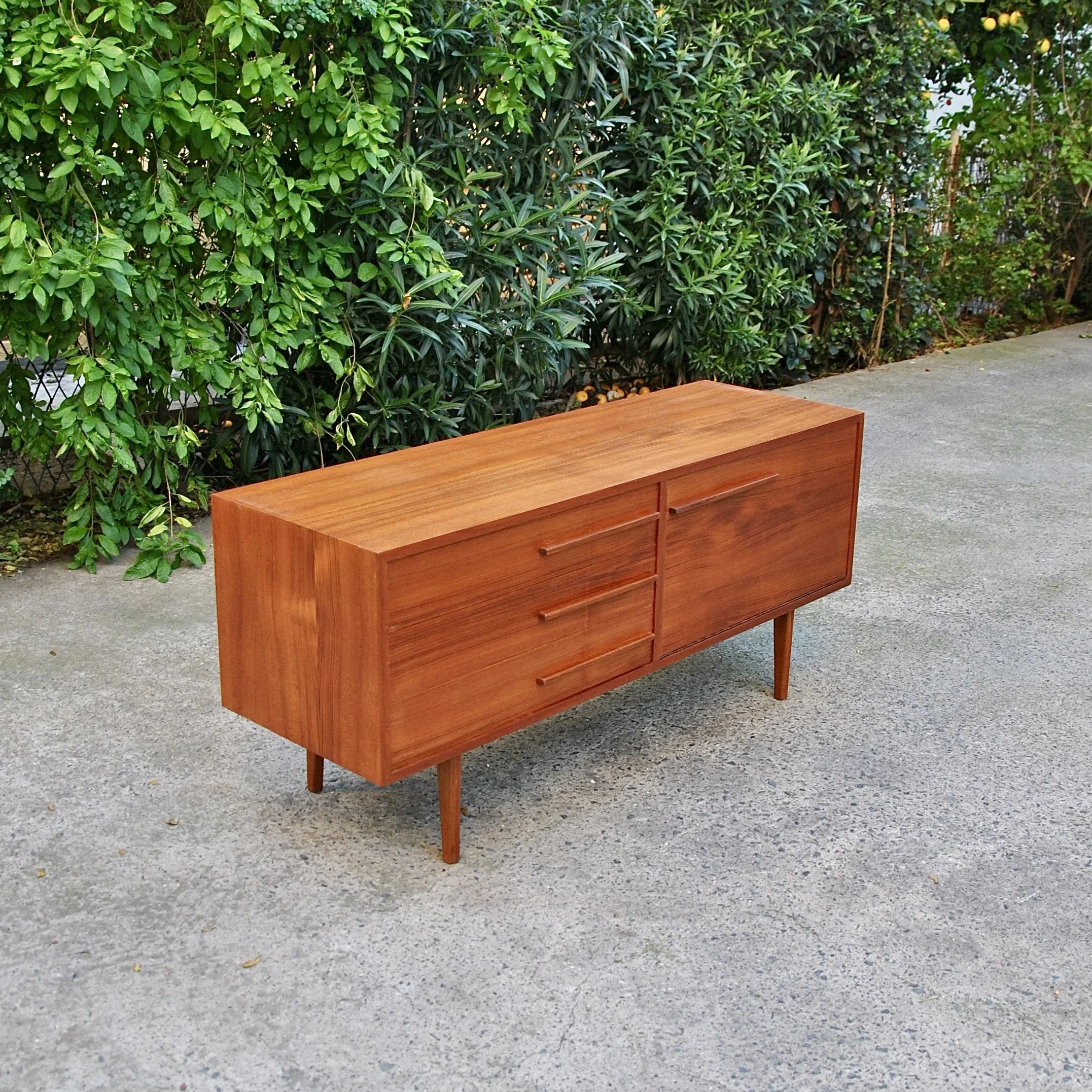818 TEAK LOWBOARD 1960S5.jpg